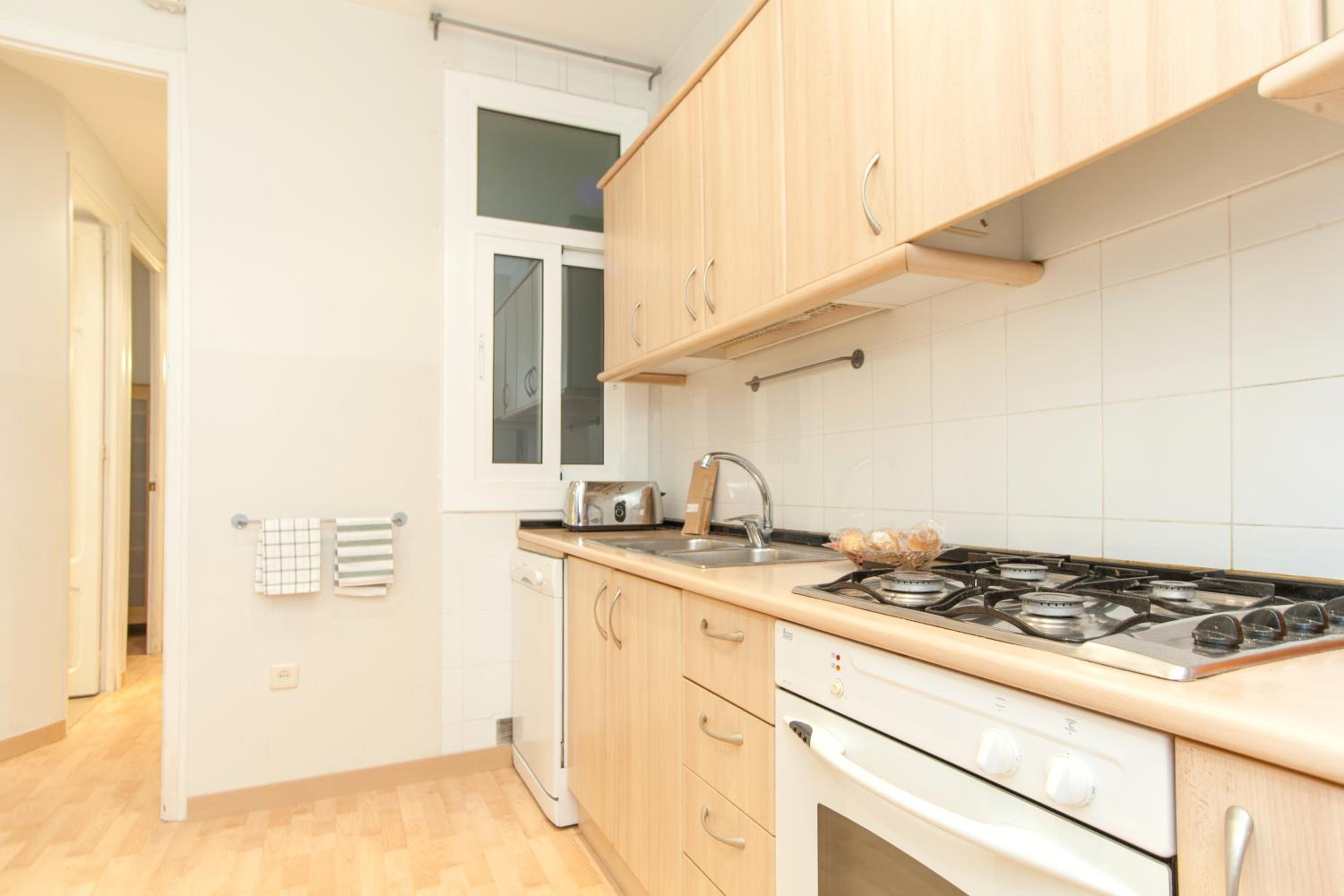 Three-Bedroom Apartment C - Aragó 423 photo 3