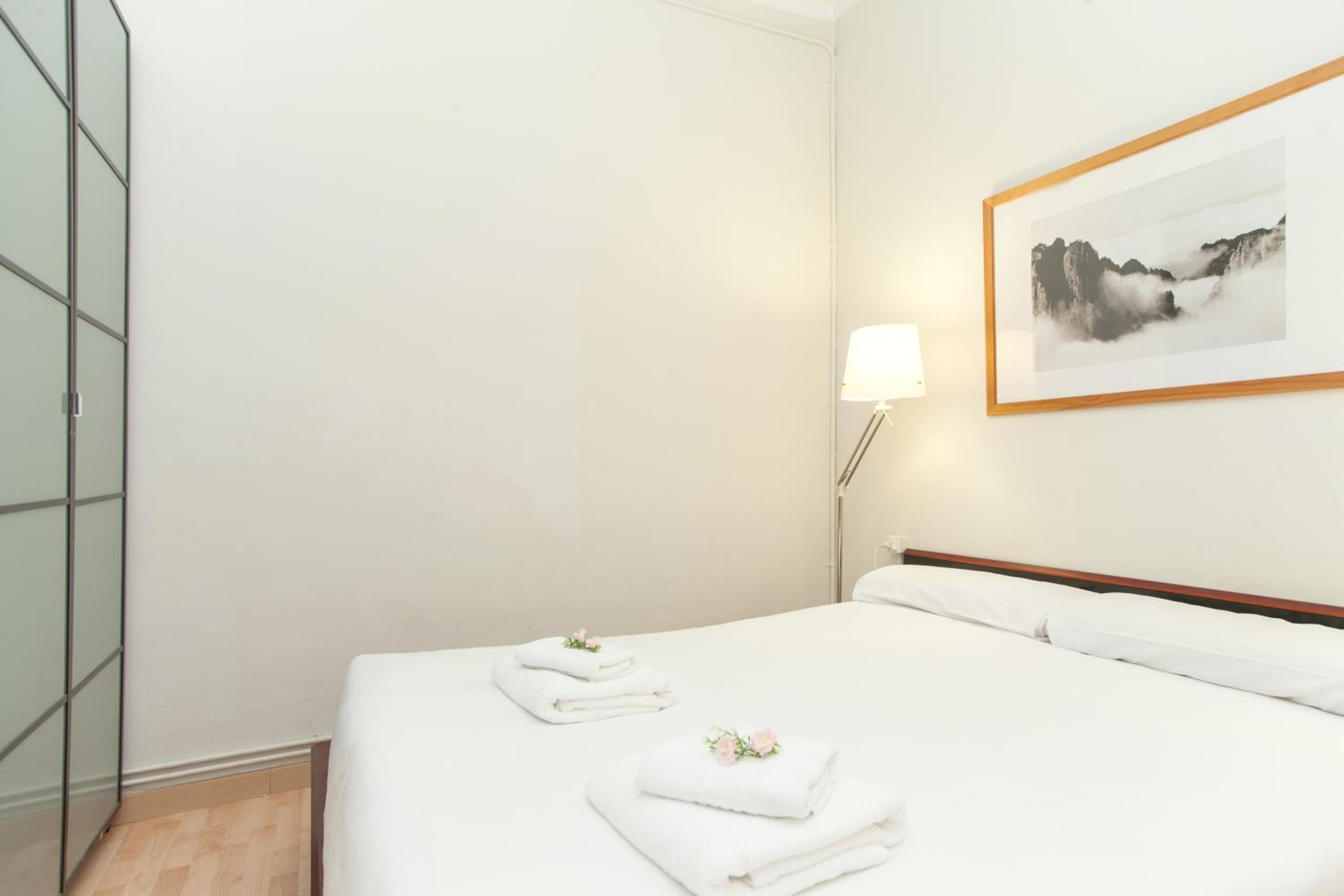 Three-Bedroom Apartment C - Aragó 423 photo 2