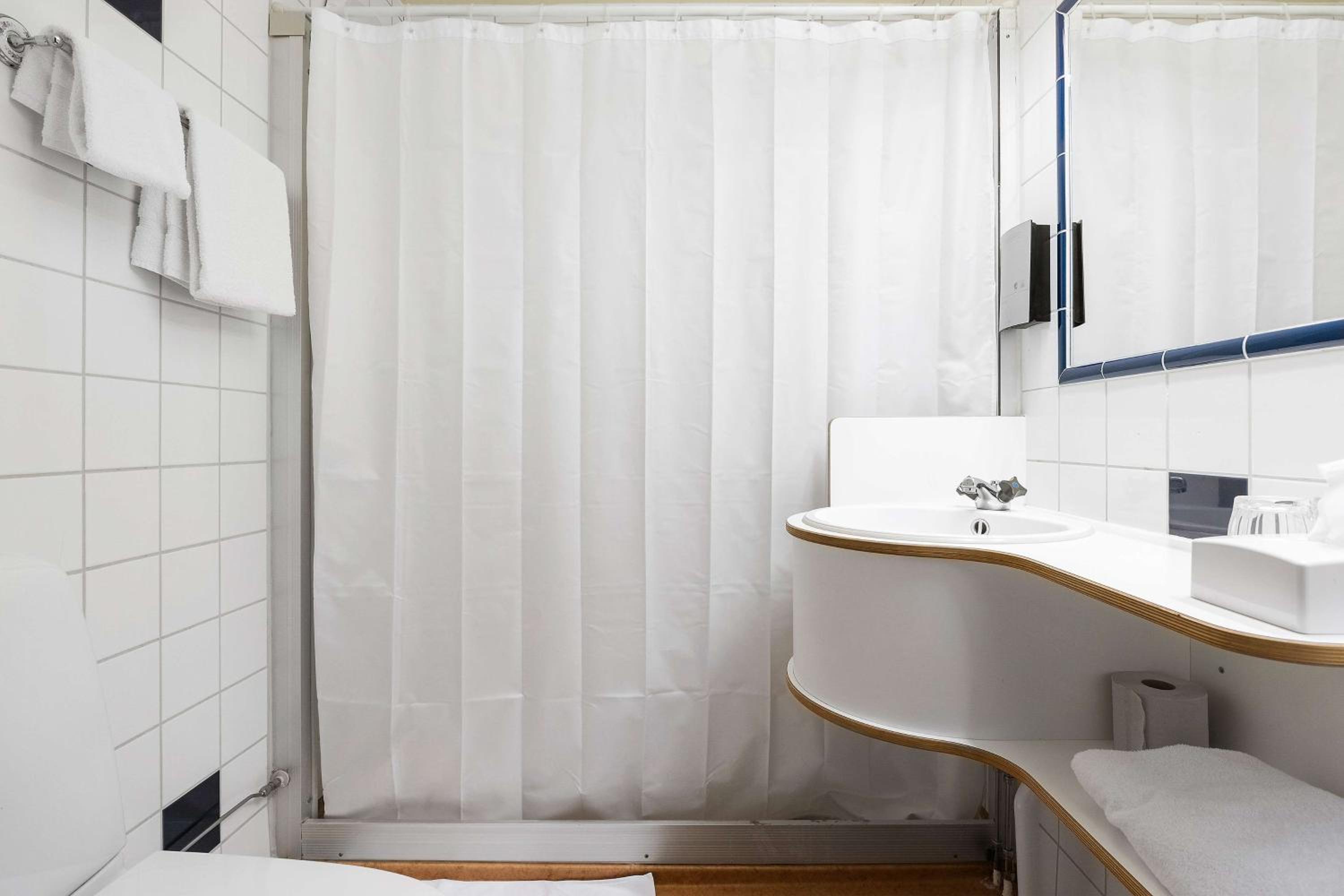 Twin Room - Photo 5