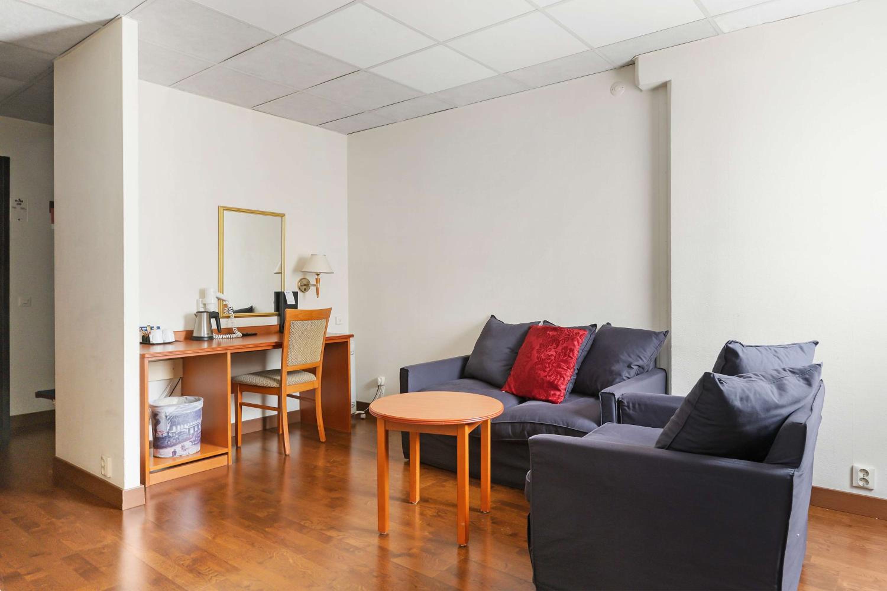 Family King Room with Sofa Bed - Photo 2