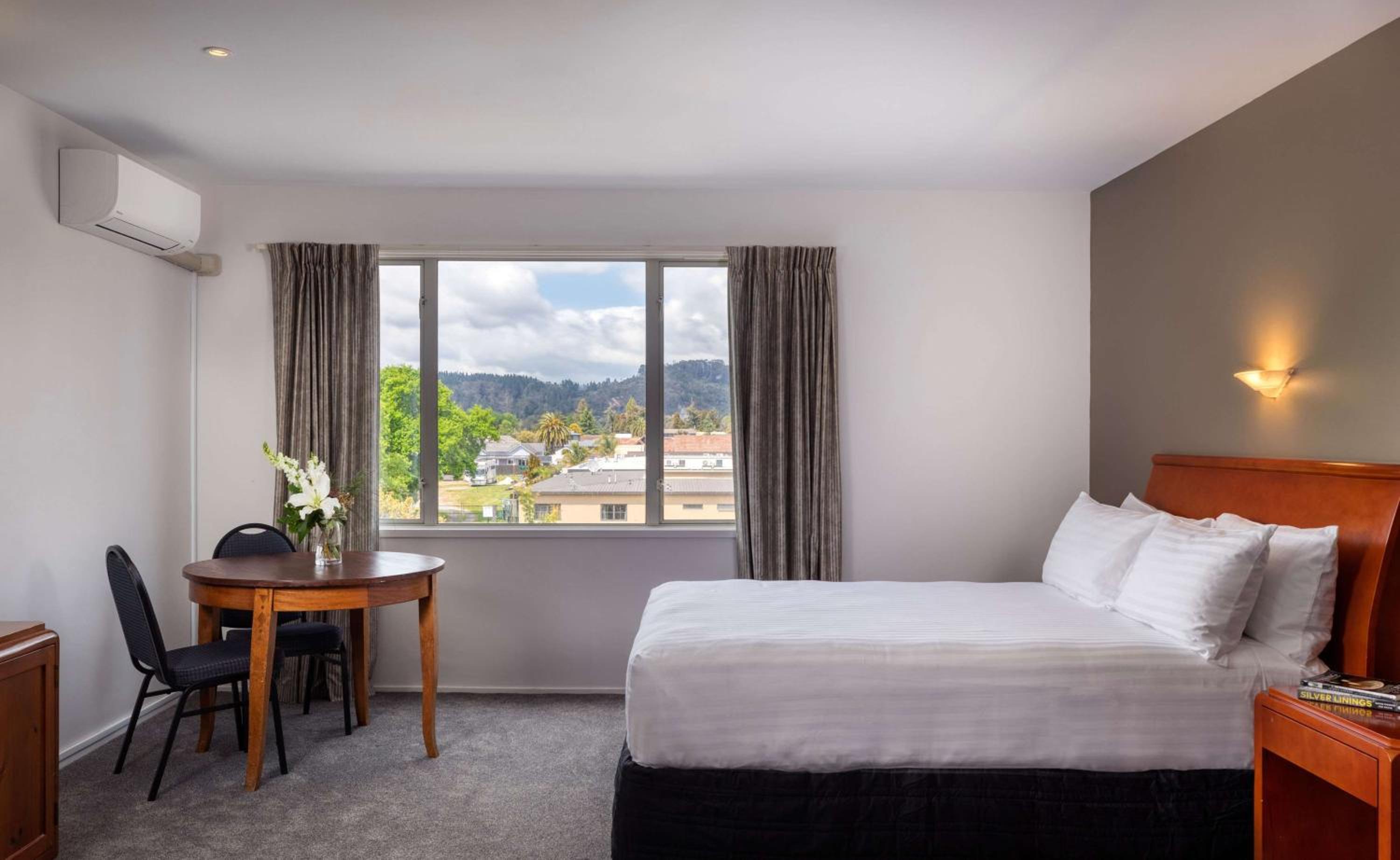Deluxe King Room - Photo 2