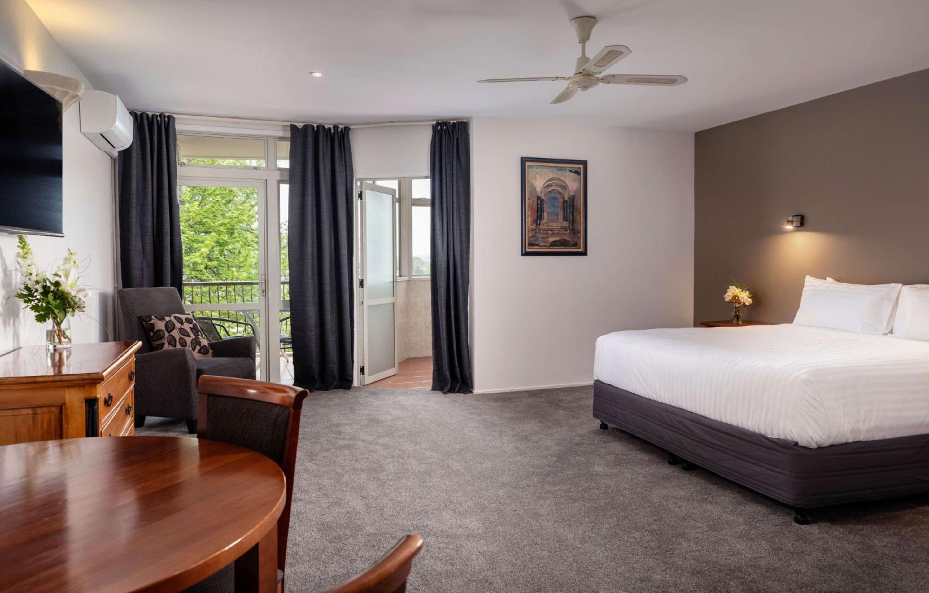 Deluxe King Room - Photo 4