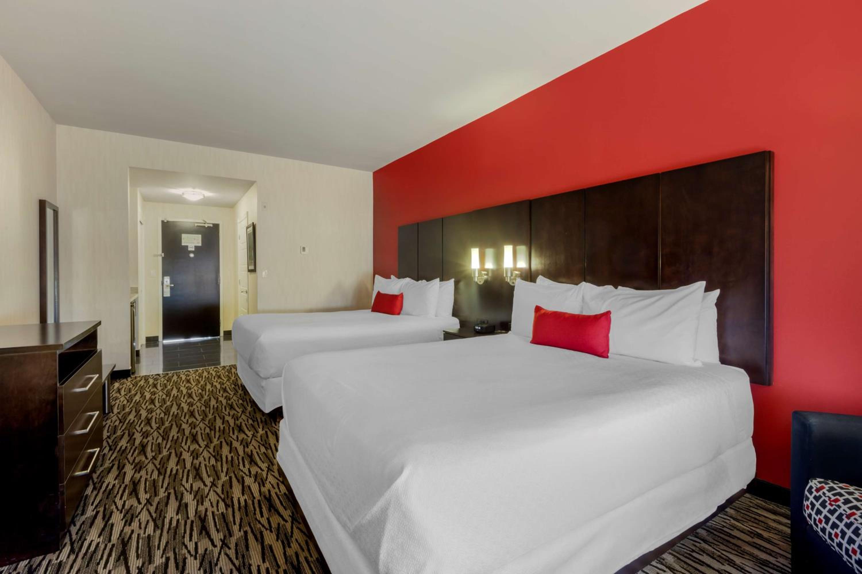 Queen Suite with Two Queen Beds - Non Smoking - Photo 1