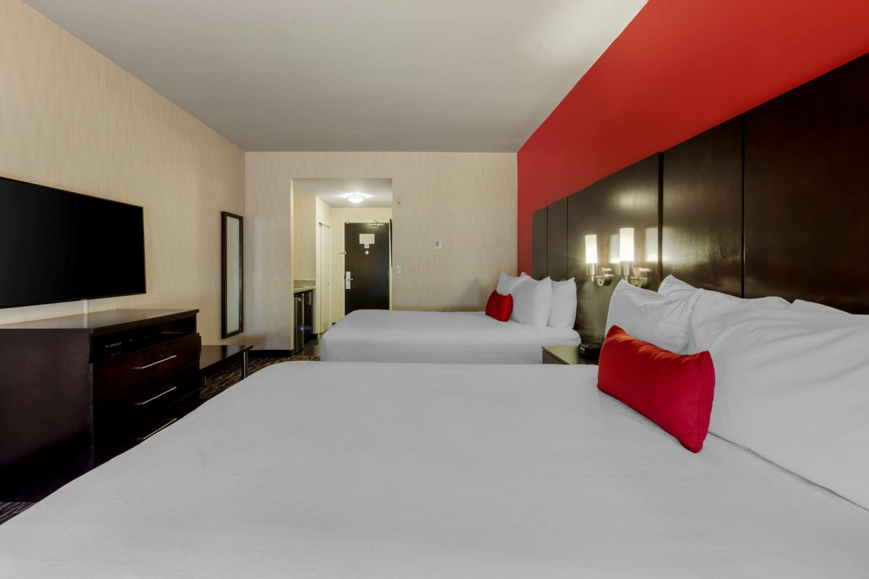 Queen Suite with Two Queen Beds - Non Smoking - Photo 3