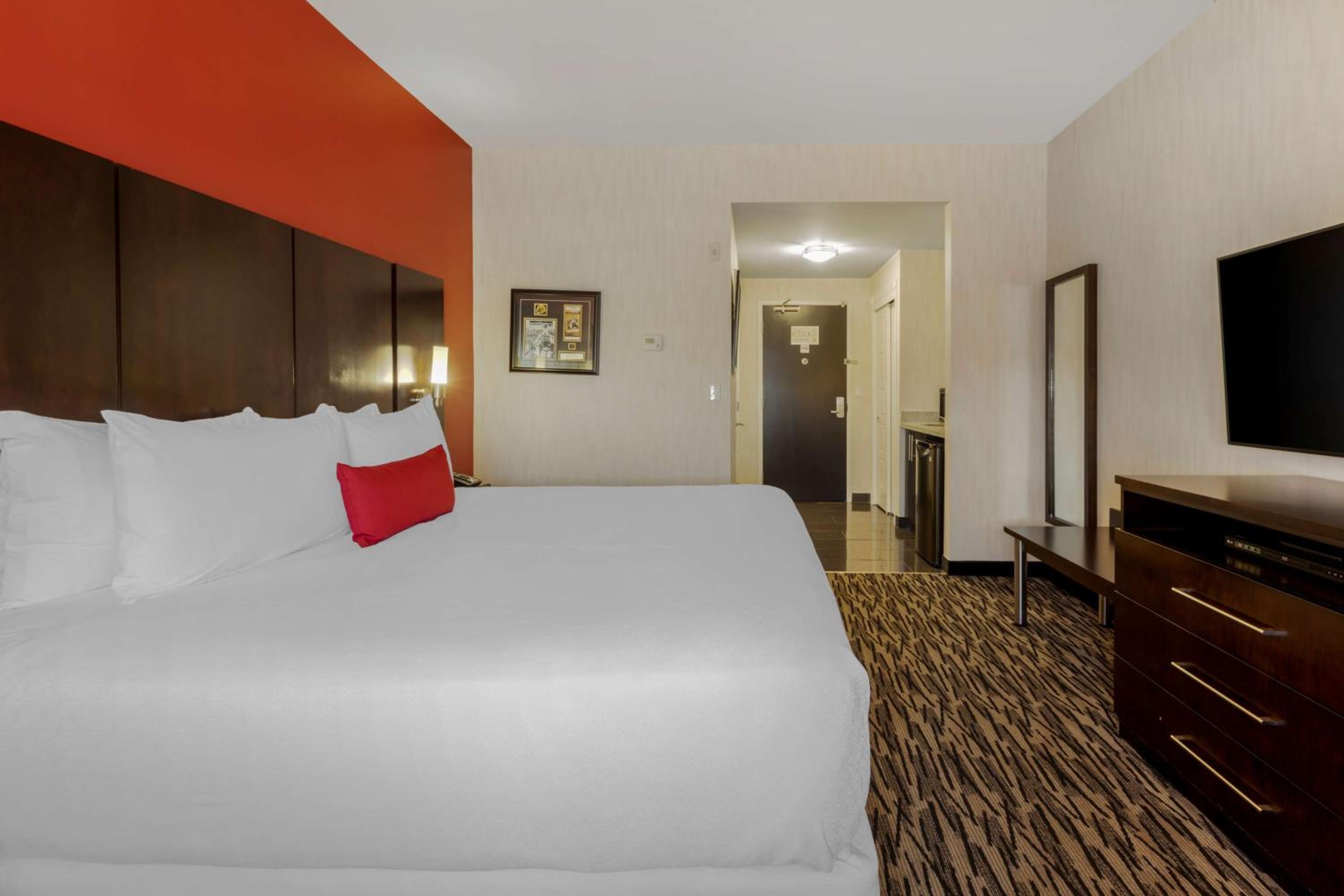 King Suite with One King Bed and Wet Bar - Non Smoking - Photo 1