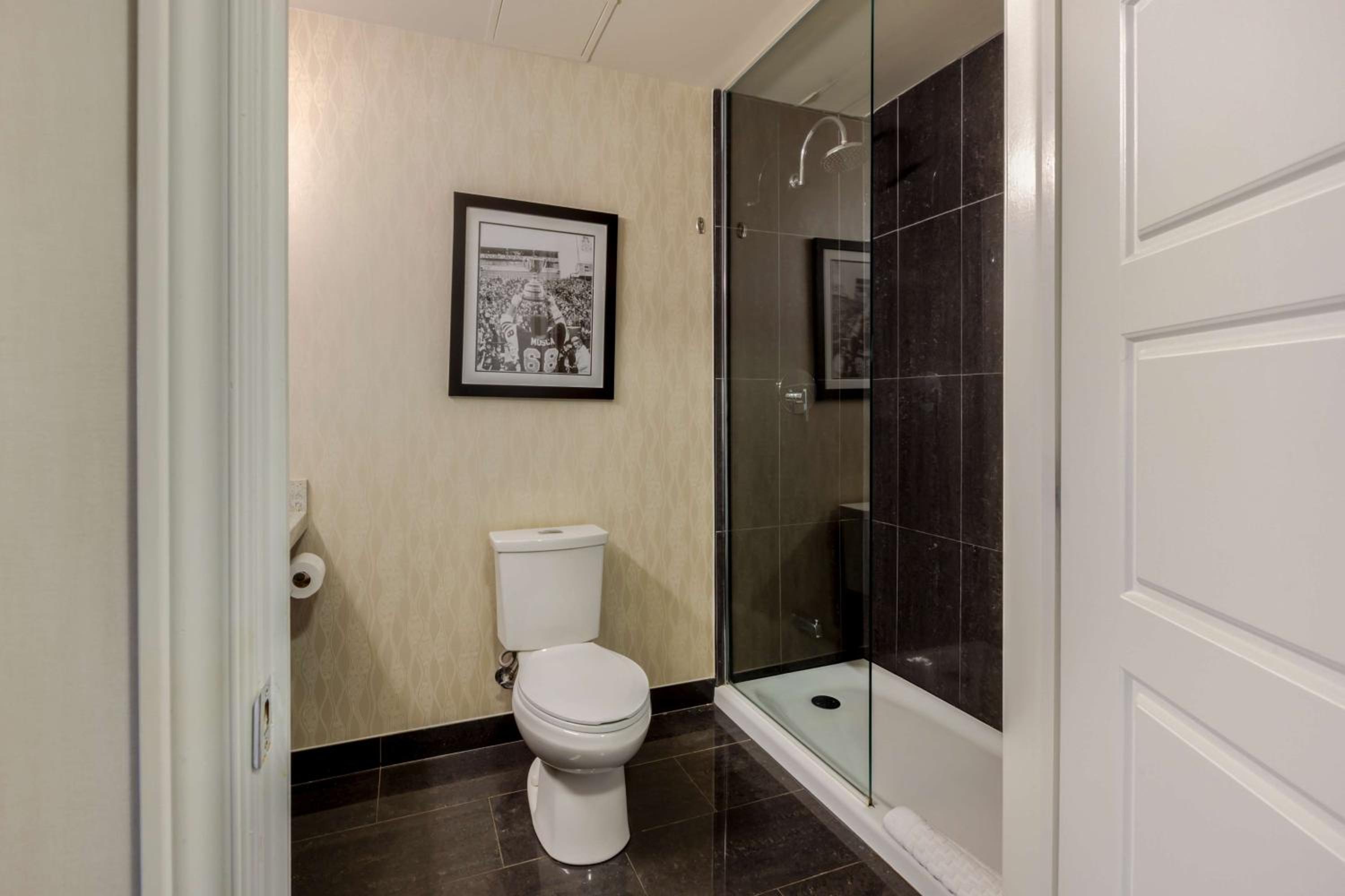 King Suite with One King Bed and Wet Bar - Non Smoking - Photo 2