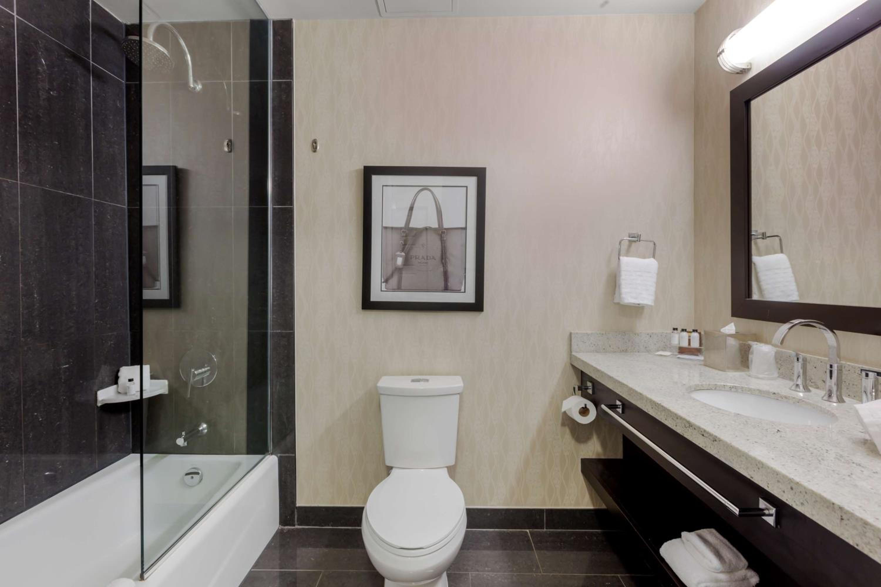 Queen Suite with Two Queen Beds - Non Smoking - Photo 4