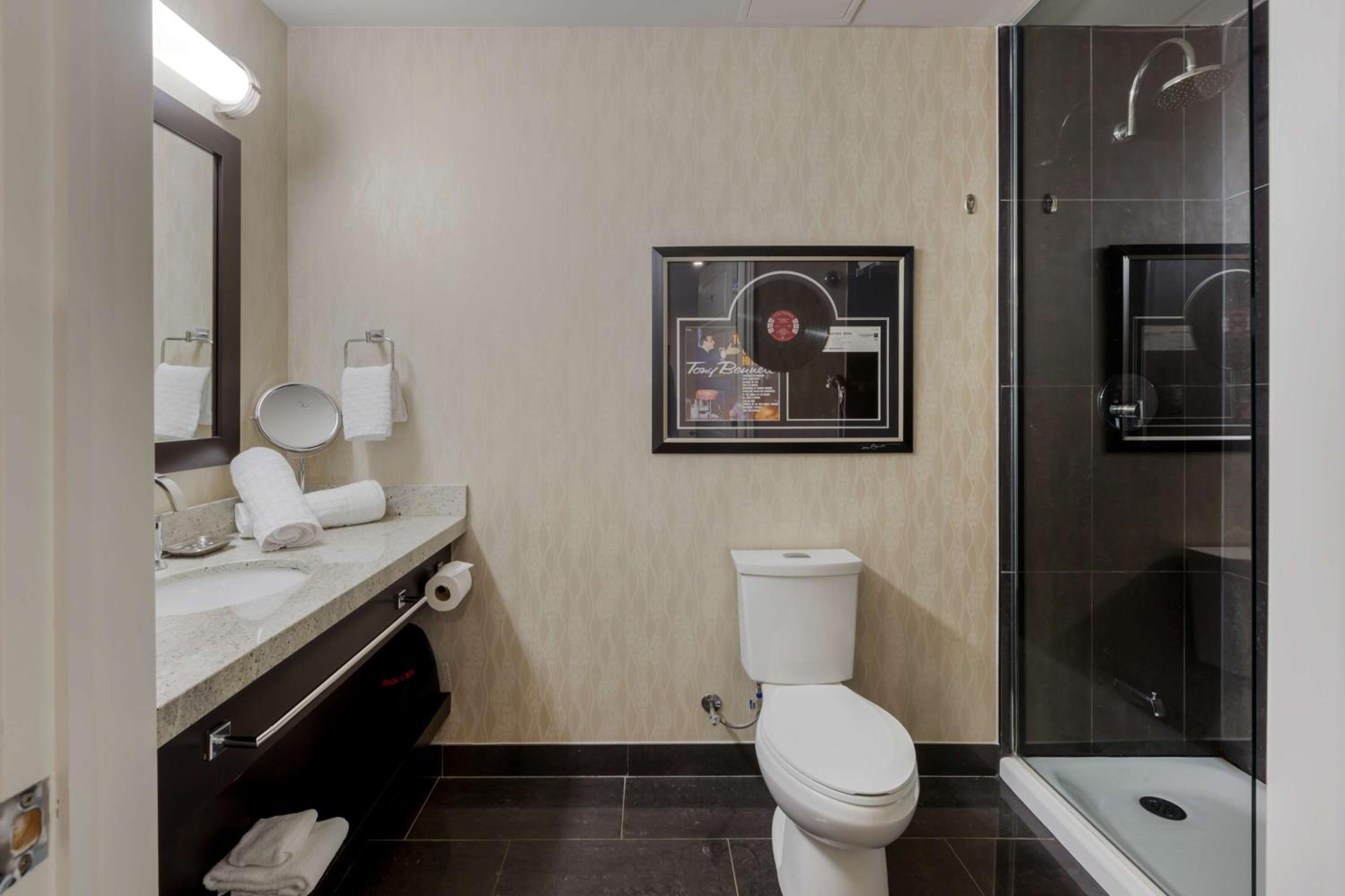 King Suite with Whirlpool - Non-smoking thumbnail 5