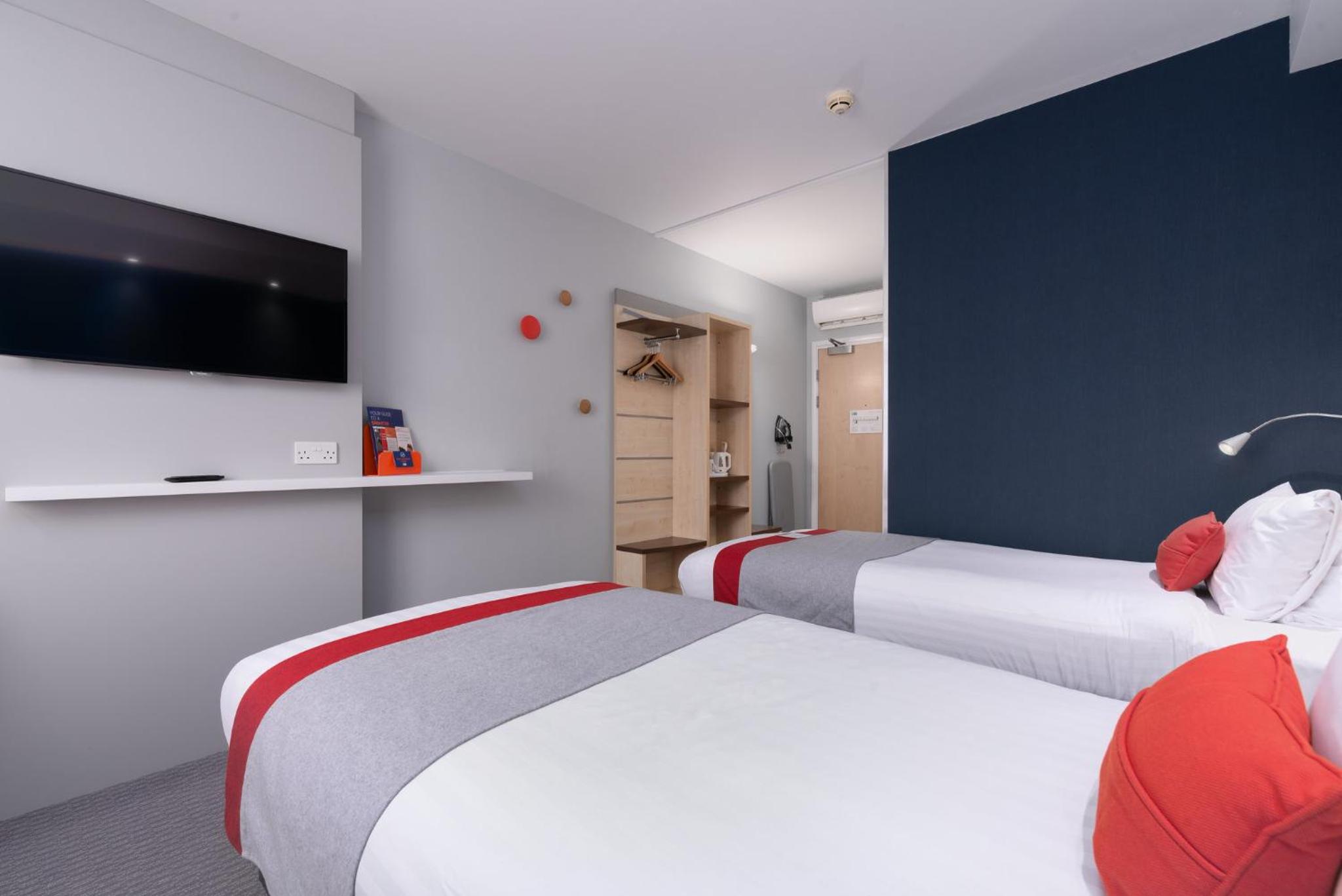 Standard Twin Room with Free Hot Breakfast - Photo 3