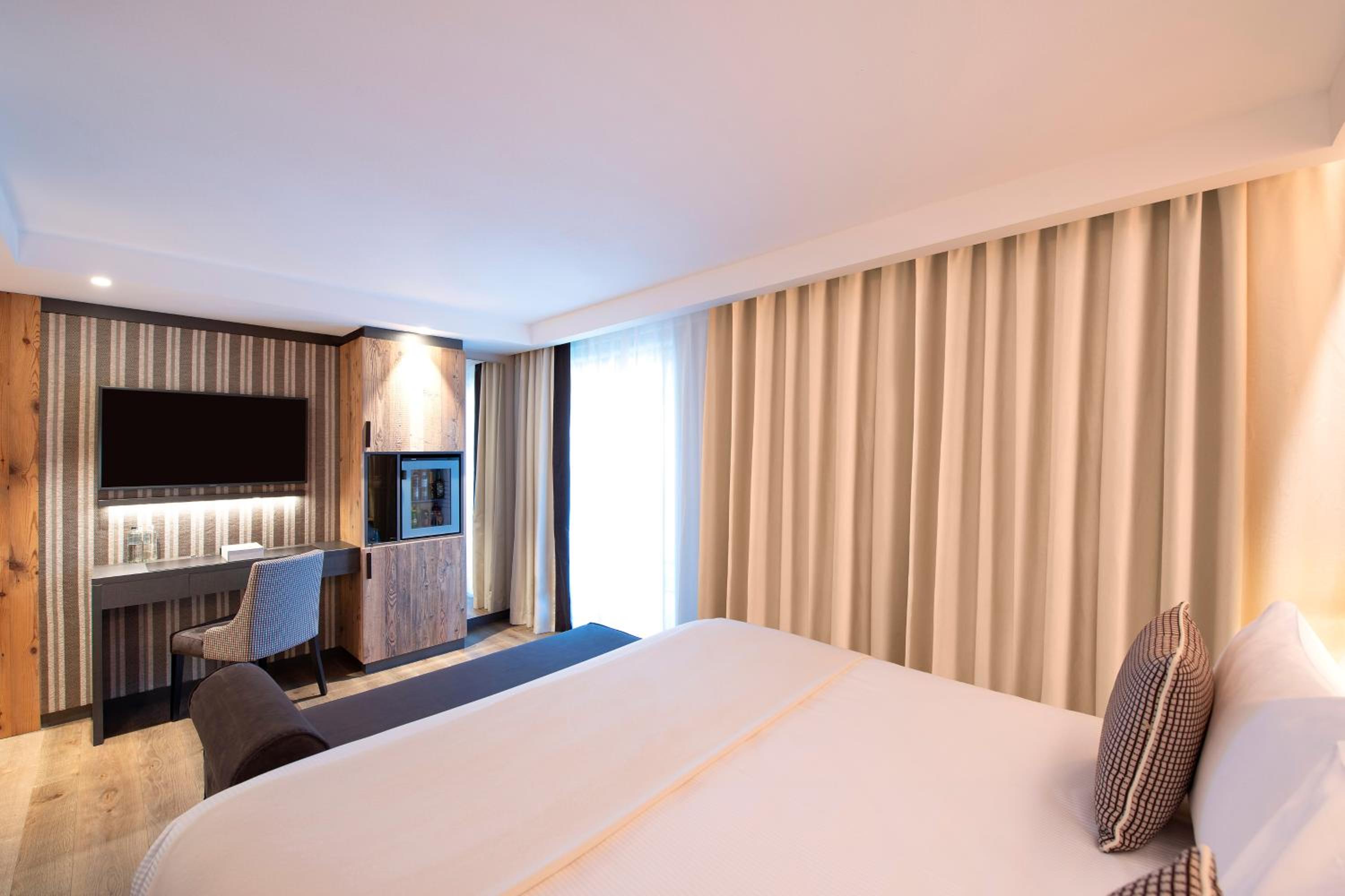 Deluxe Double Room (2 Adults + 1 Child)