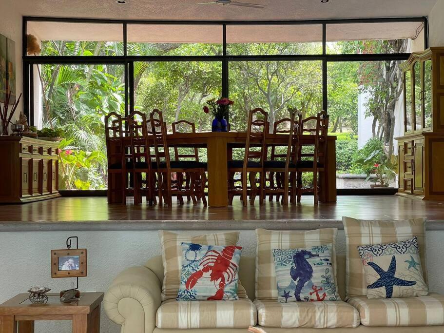 Eight-Bedroom House photo 3