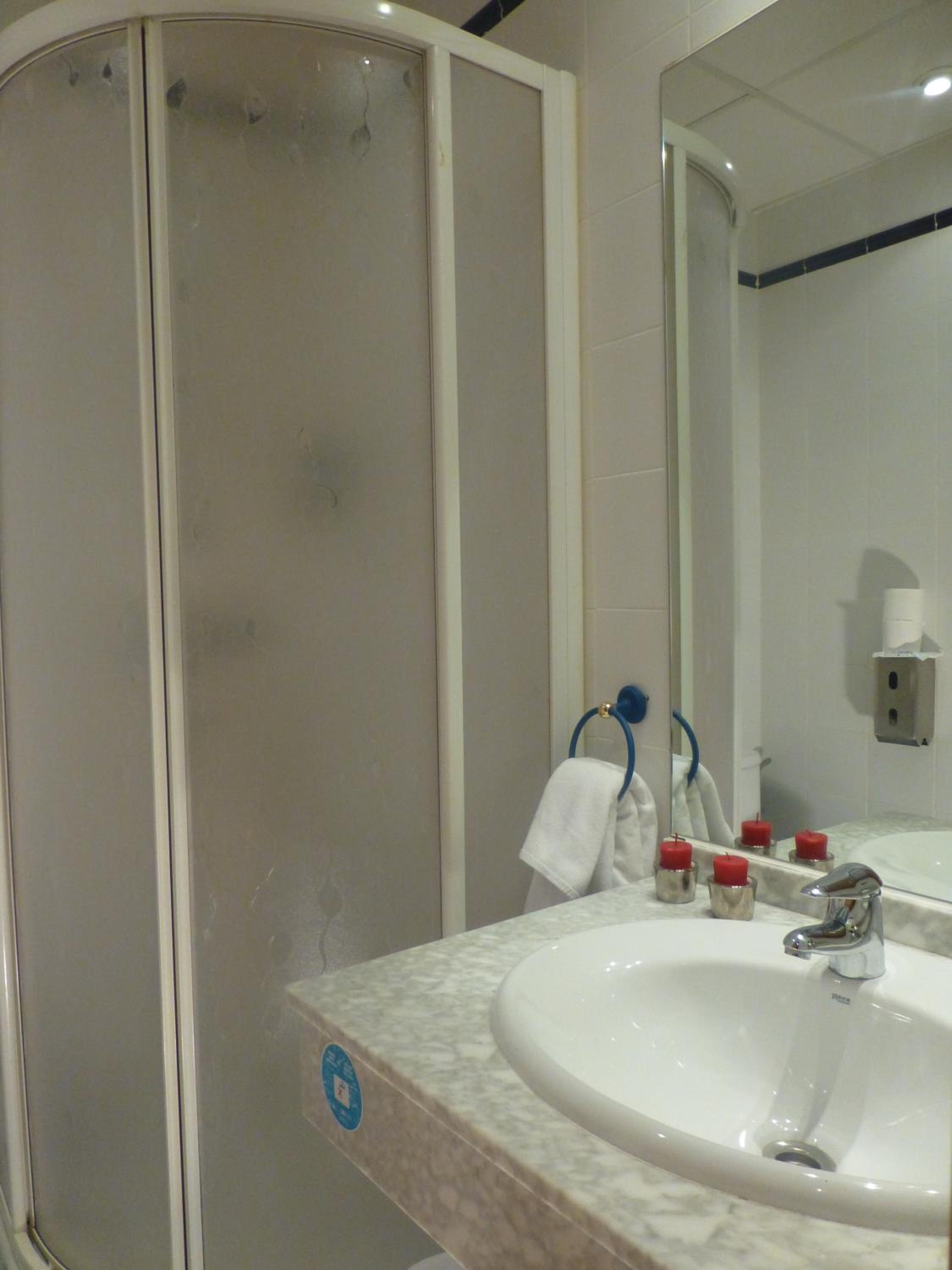 Double or Twin Room - Photo 2