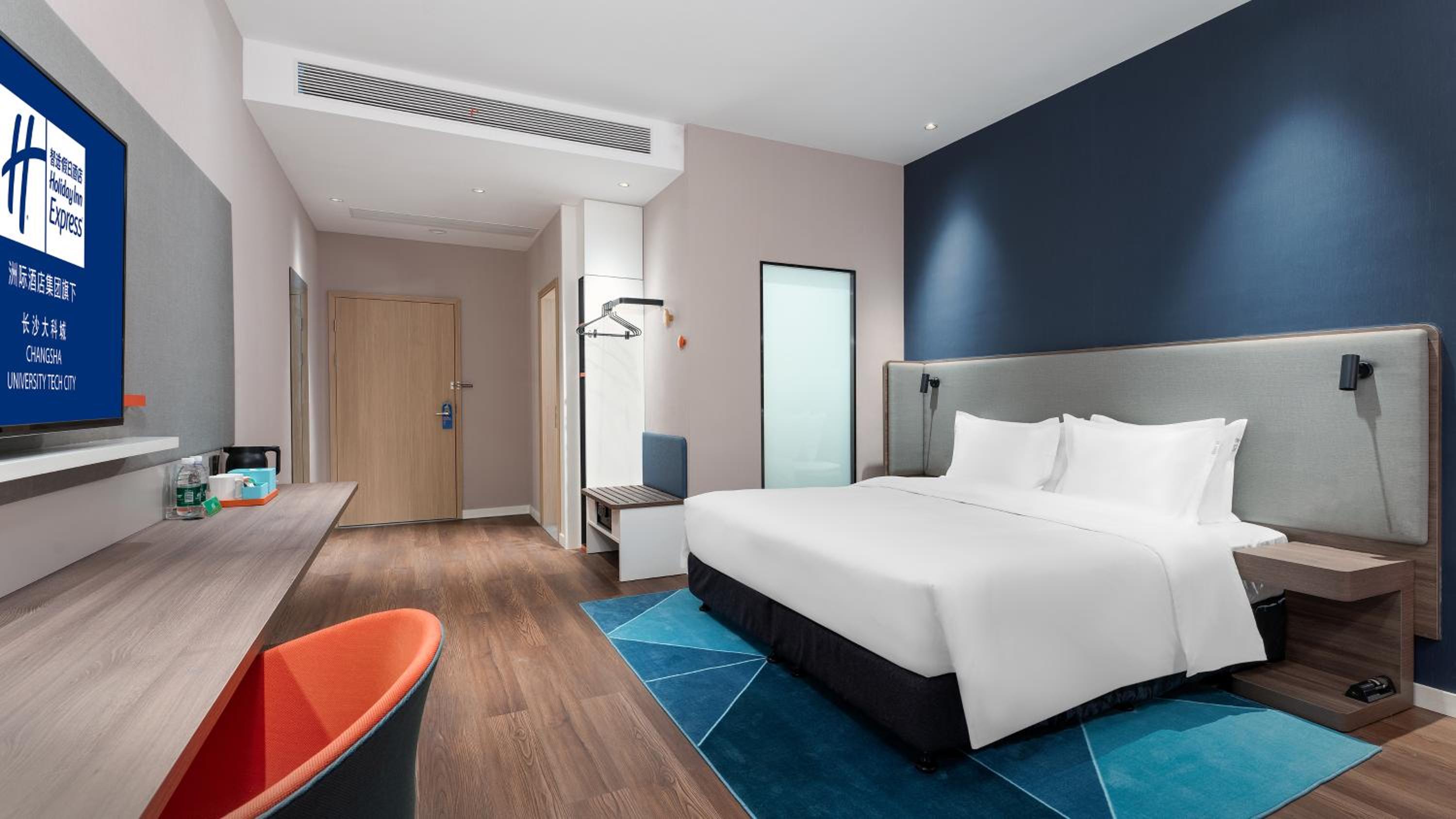 Standard King Room with City View - Photo 1