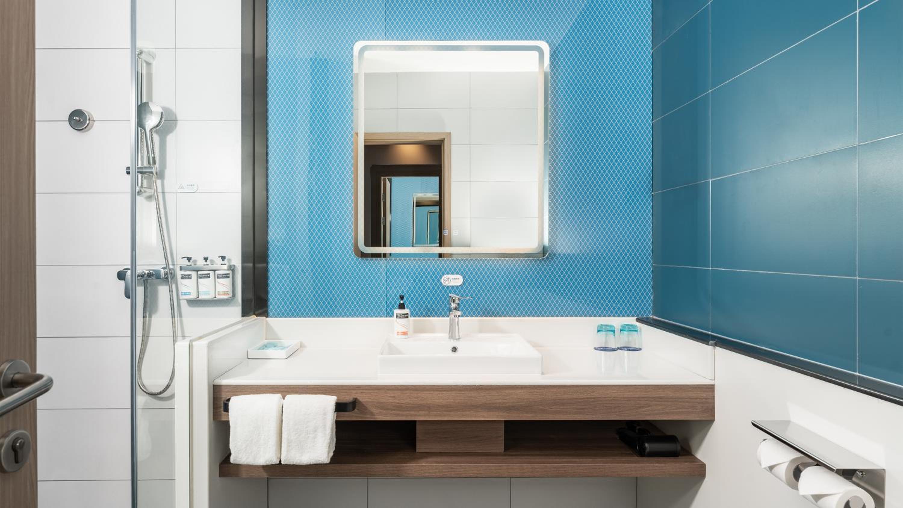 Standard King Room with City View - Photo 4