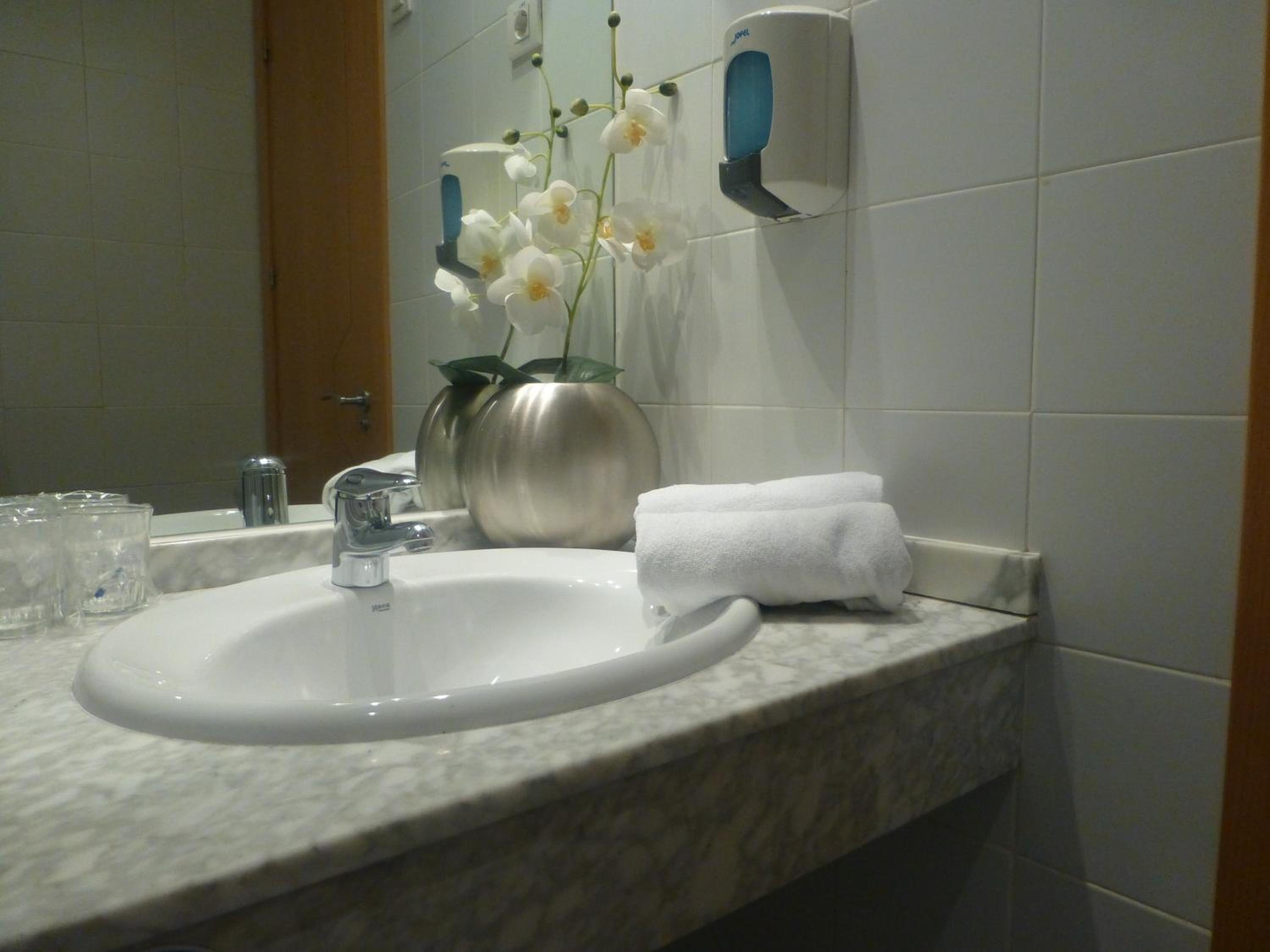 Double or Twin Room - Photo 3