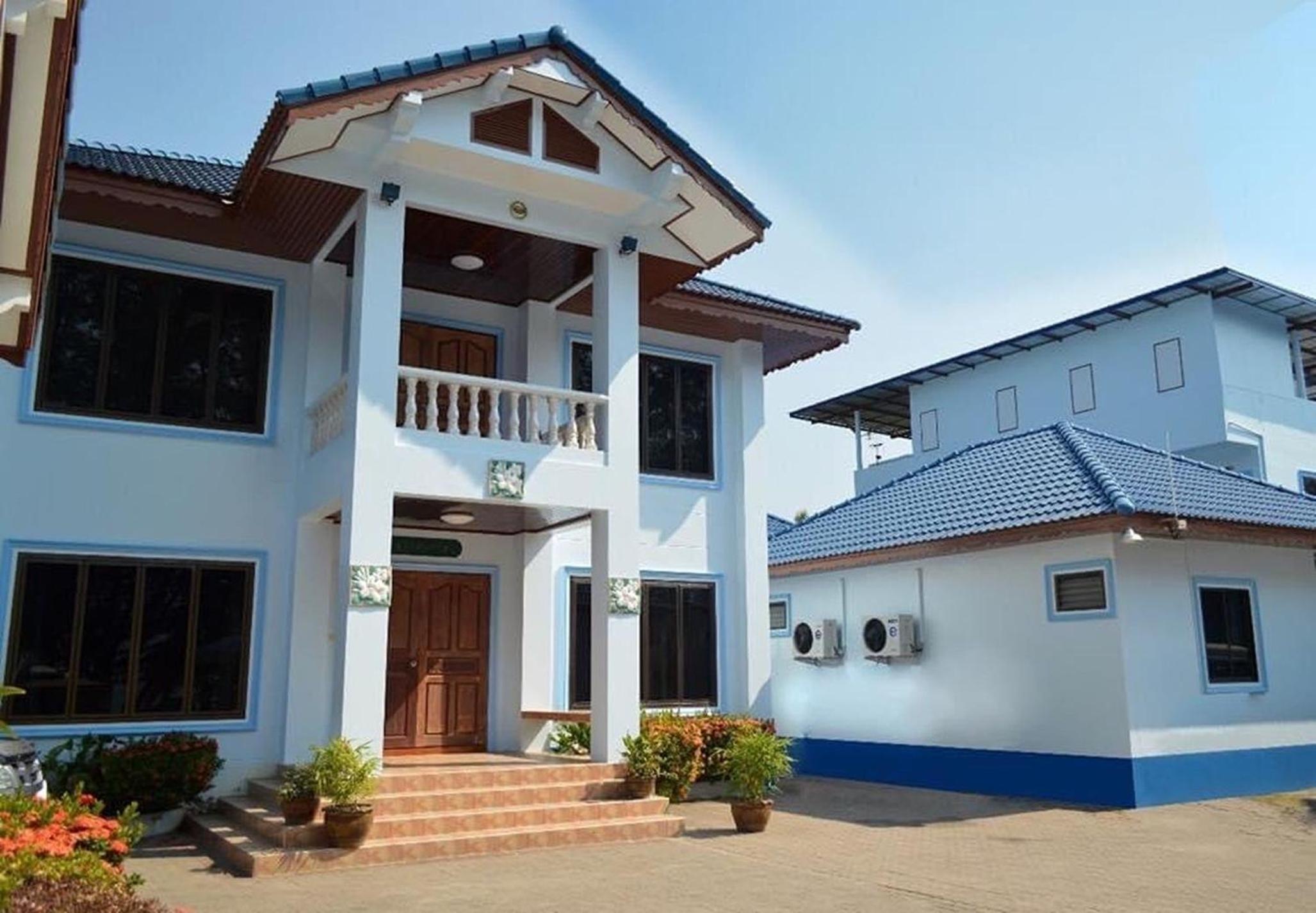 Five-Bedroom House - Photo 2