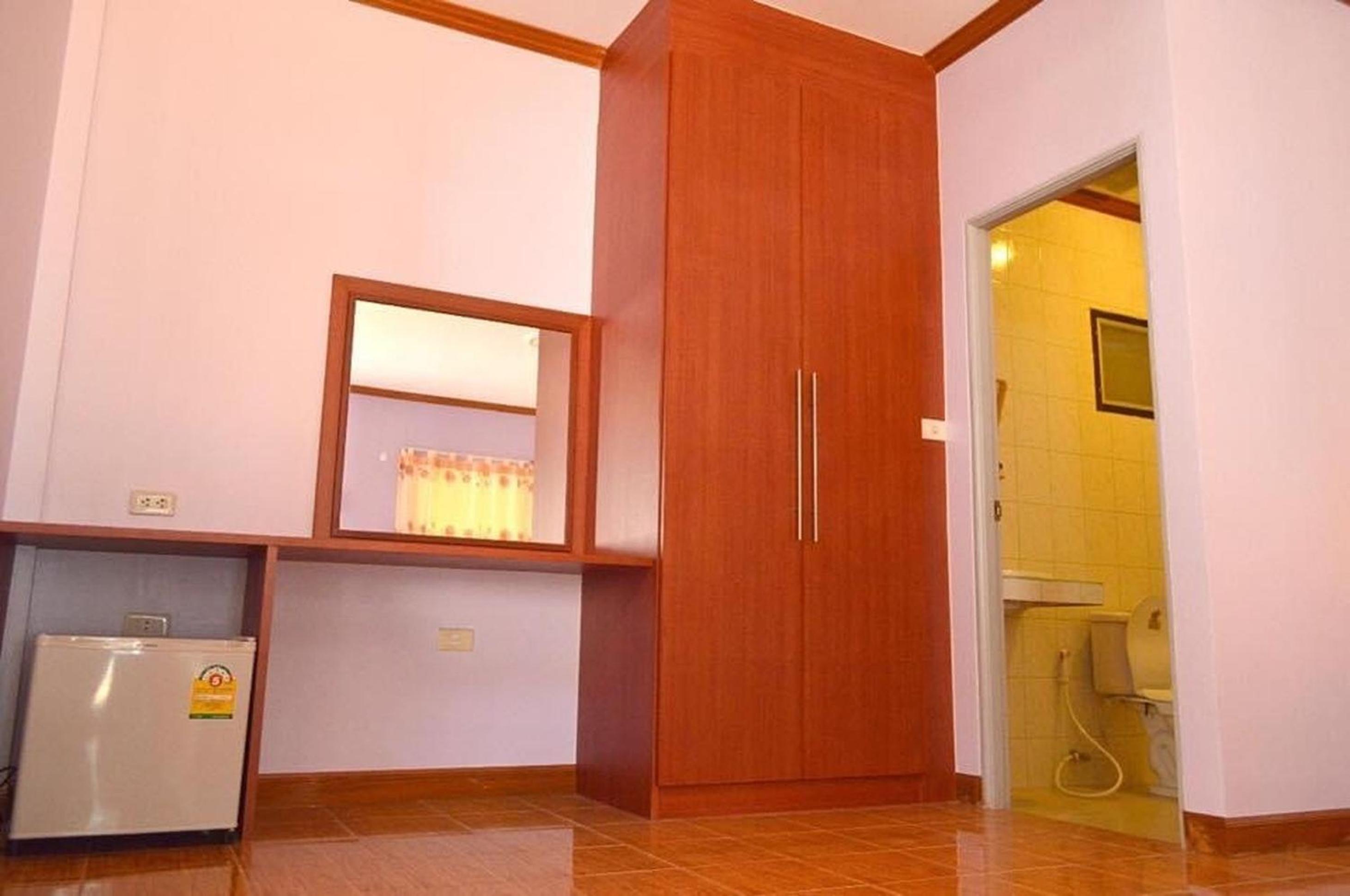 Five-Bedroom House - Photo 3