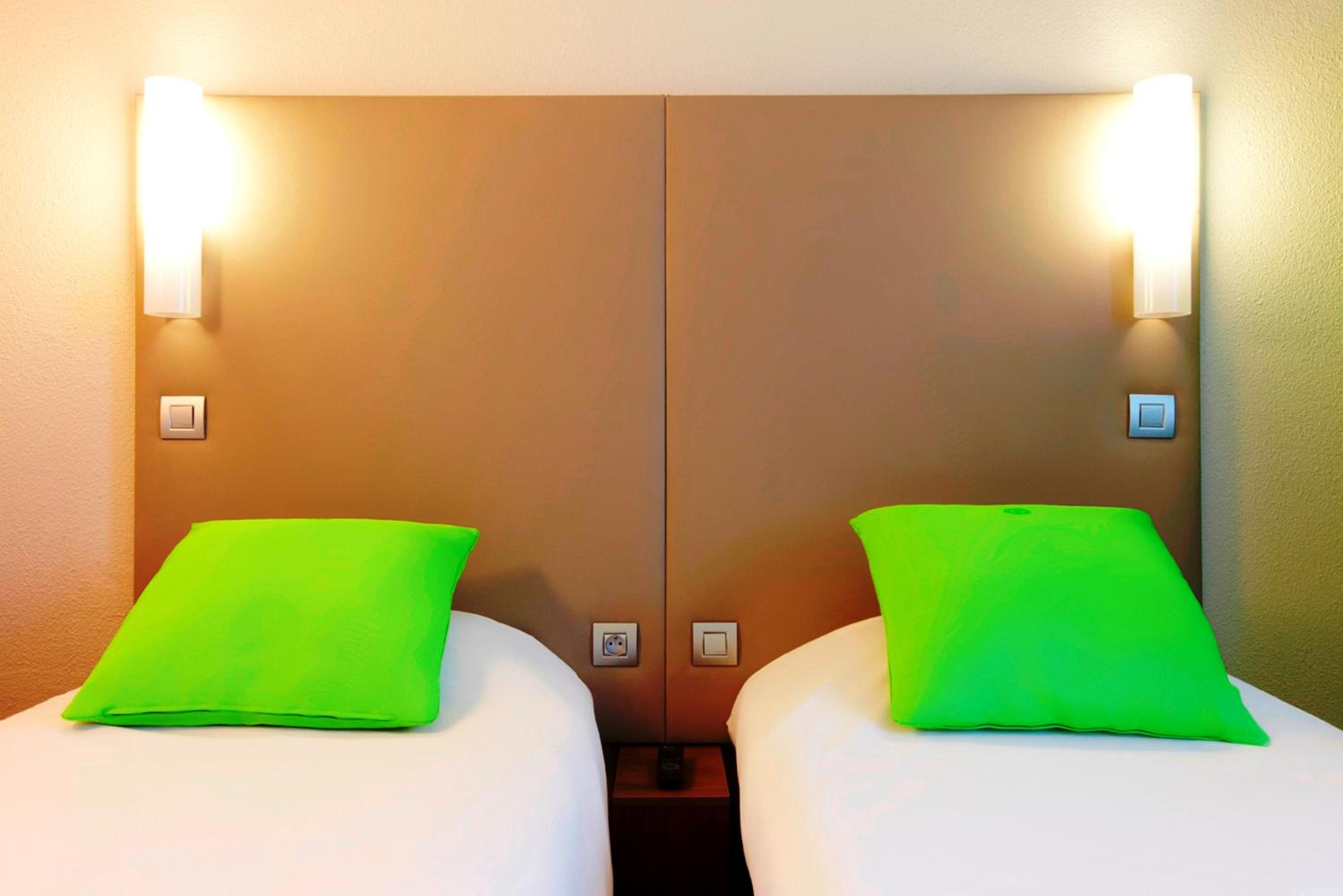 Standard Twin Room - Photo 9