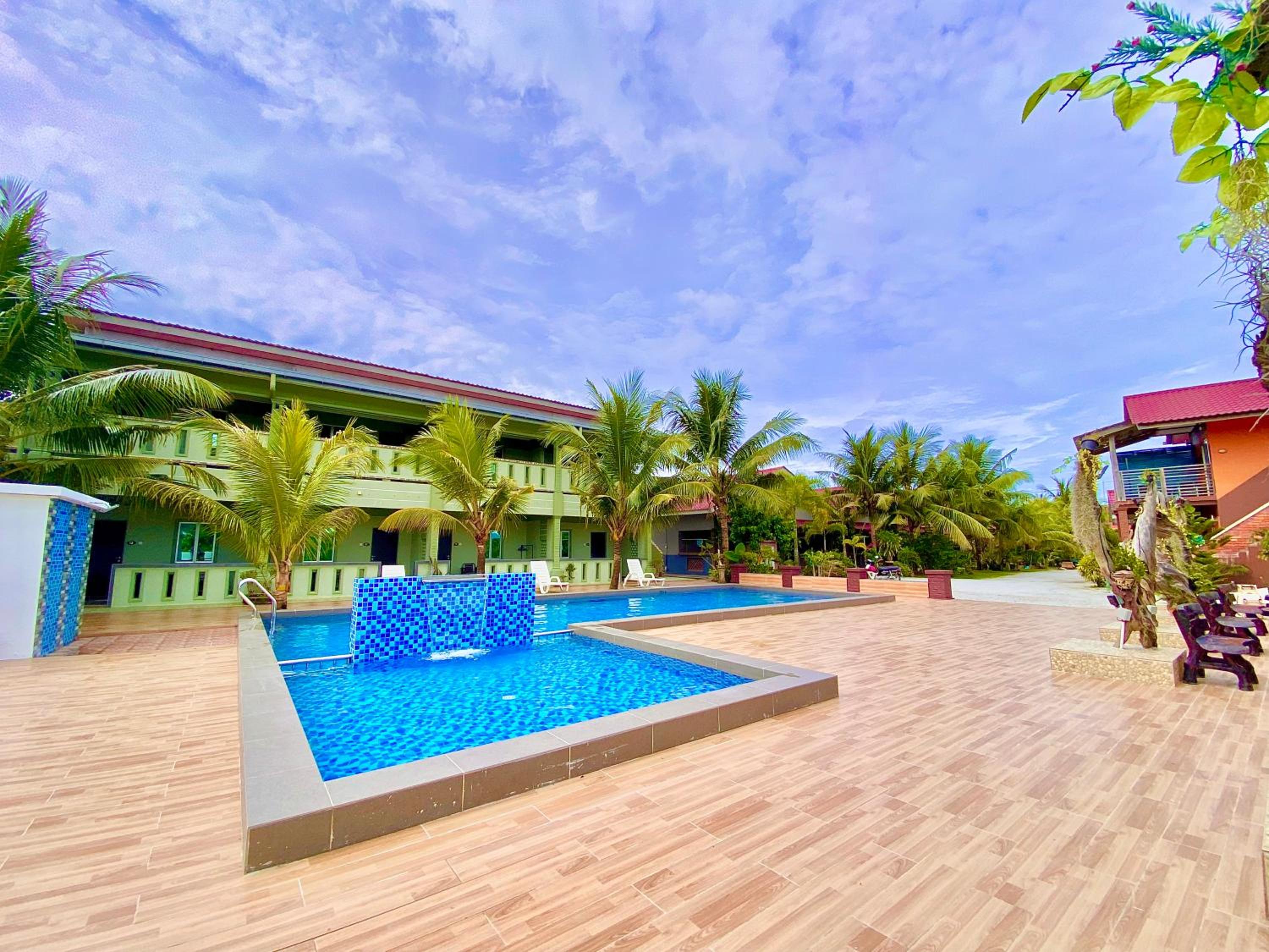 King Room with Pool View - Photo 7
