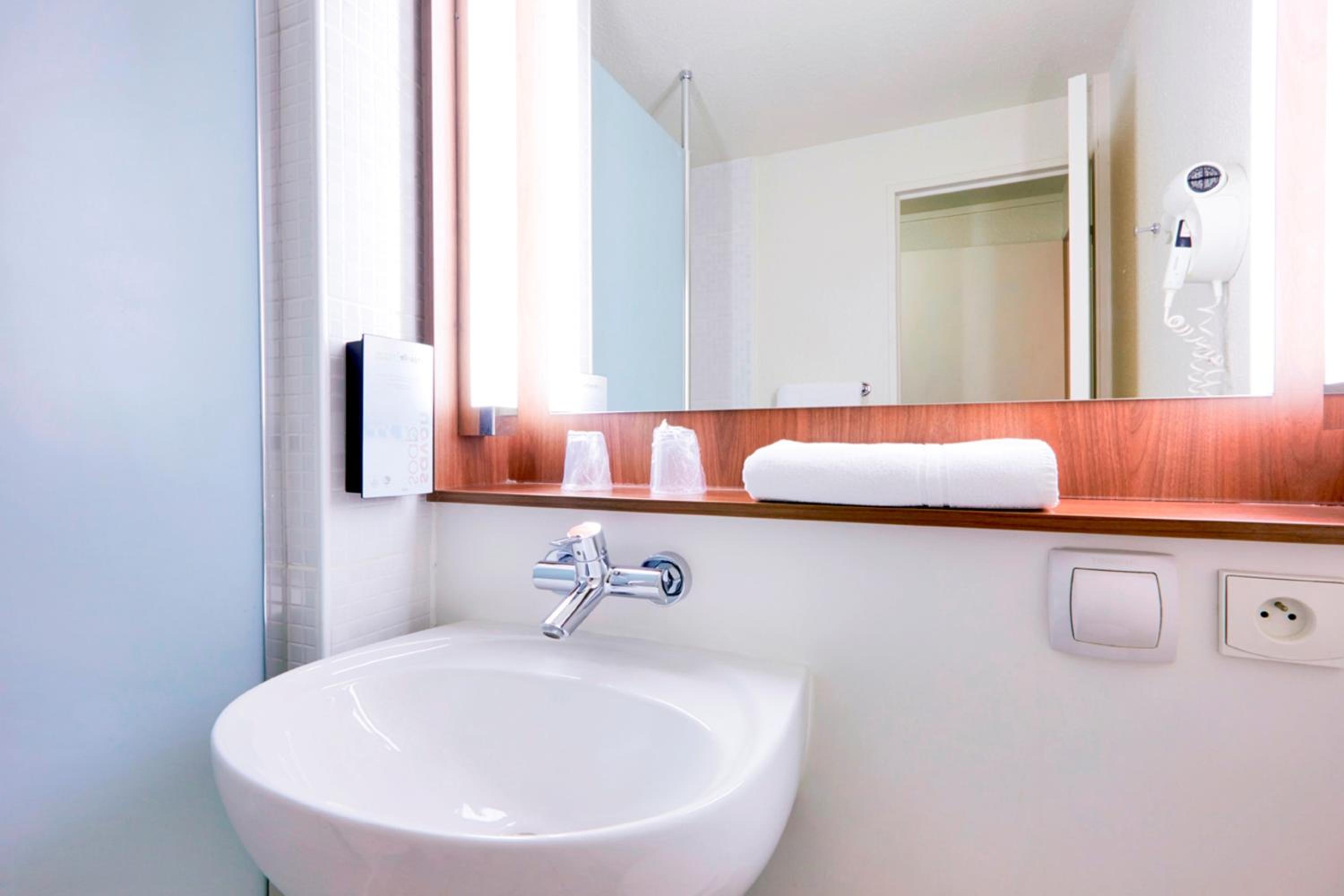 Standard Twin Room - Photo 7