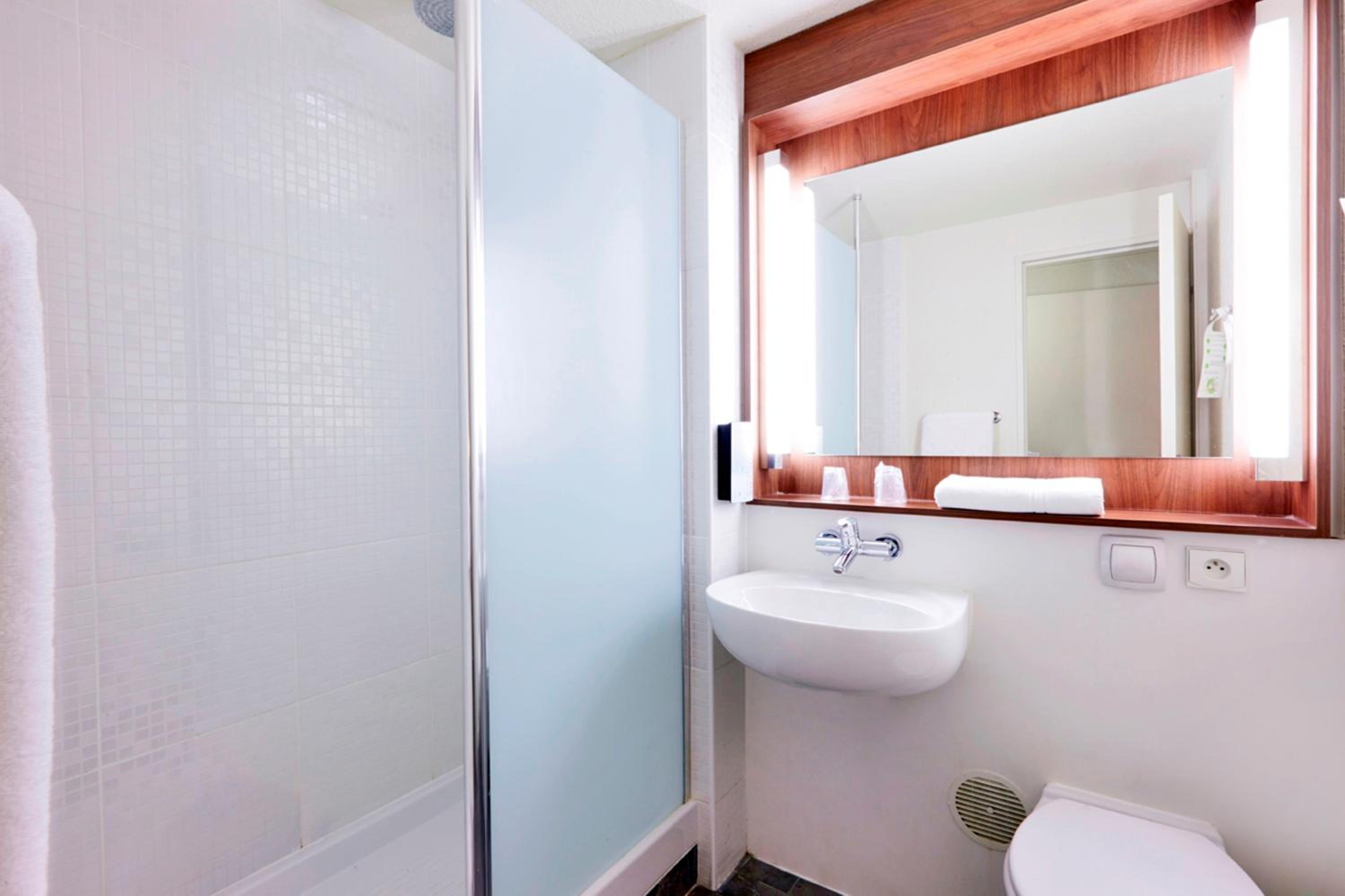 Standard Twin Room - Photo 10