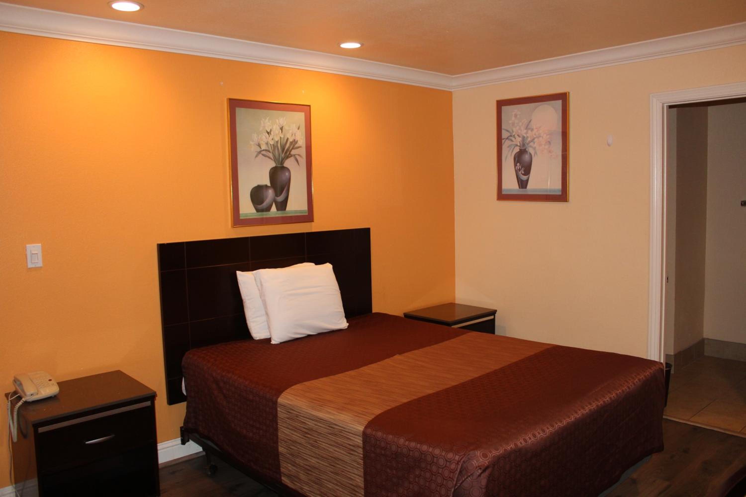 King Room - Non-Smoking - Photo 1