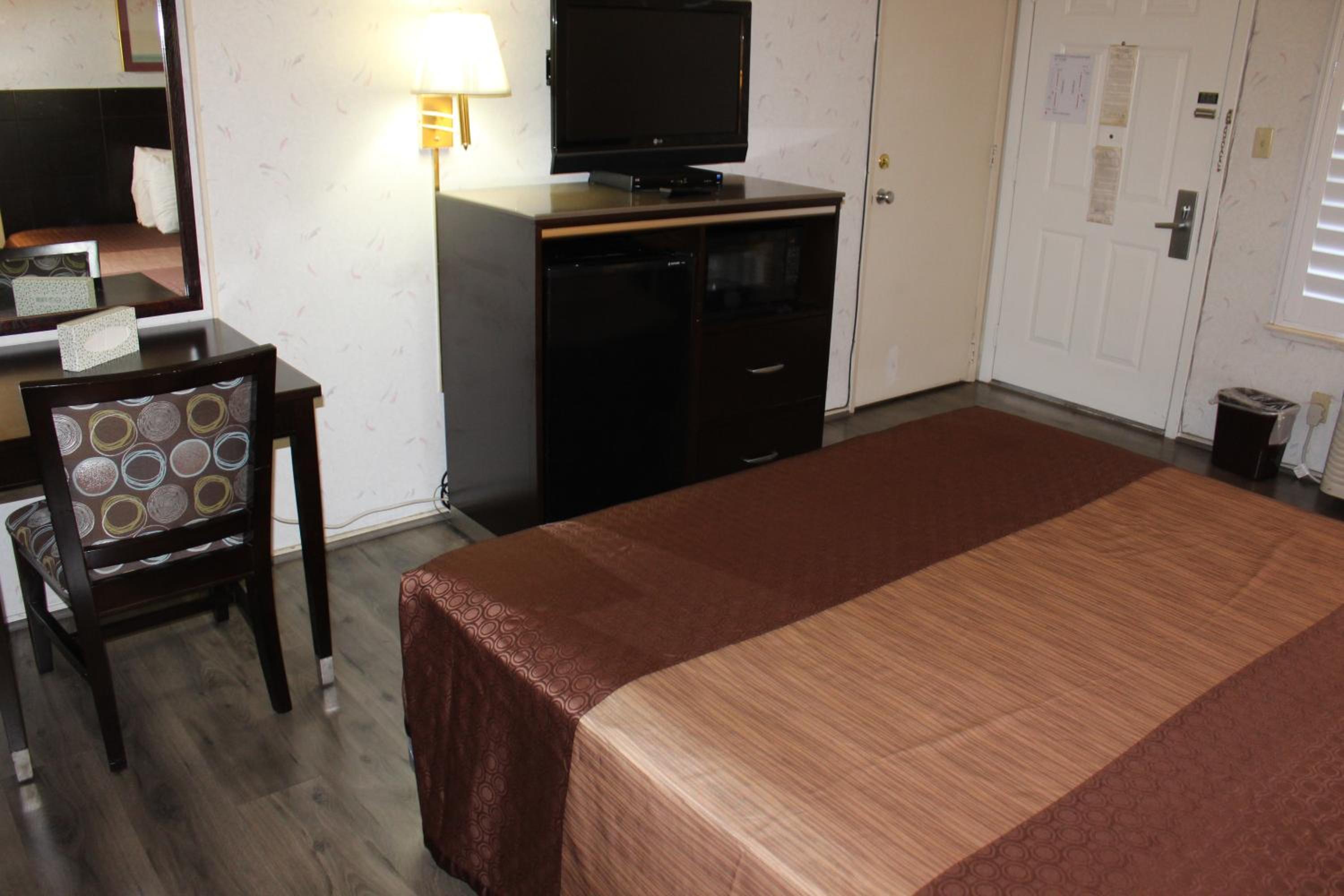 Queen Room - Non-Smoking - Photo 1