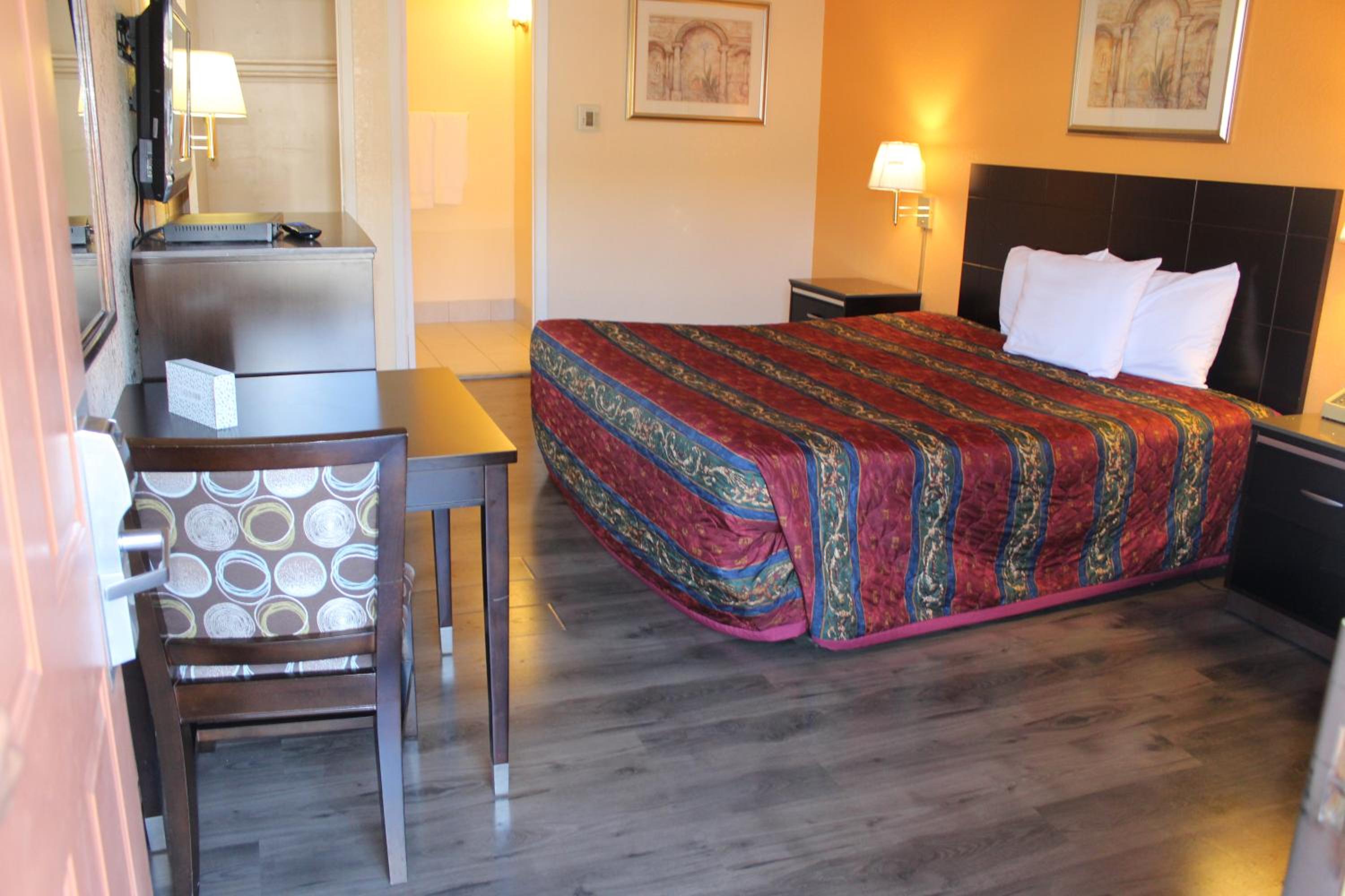 King Room - Non-Smoking - Photo 2