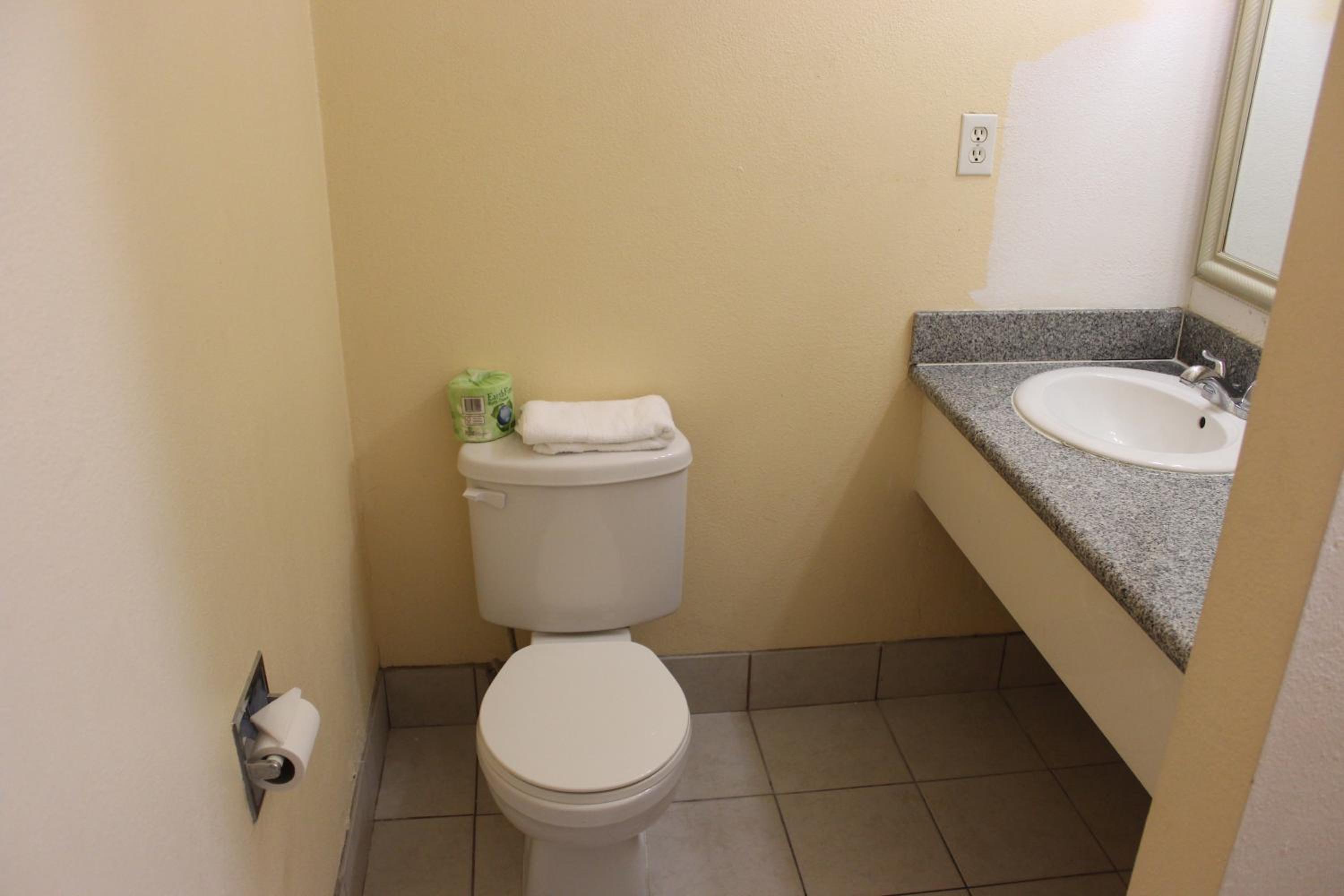 Queen Room - Non-Smoking - Photo 5