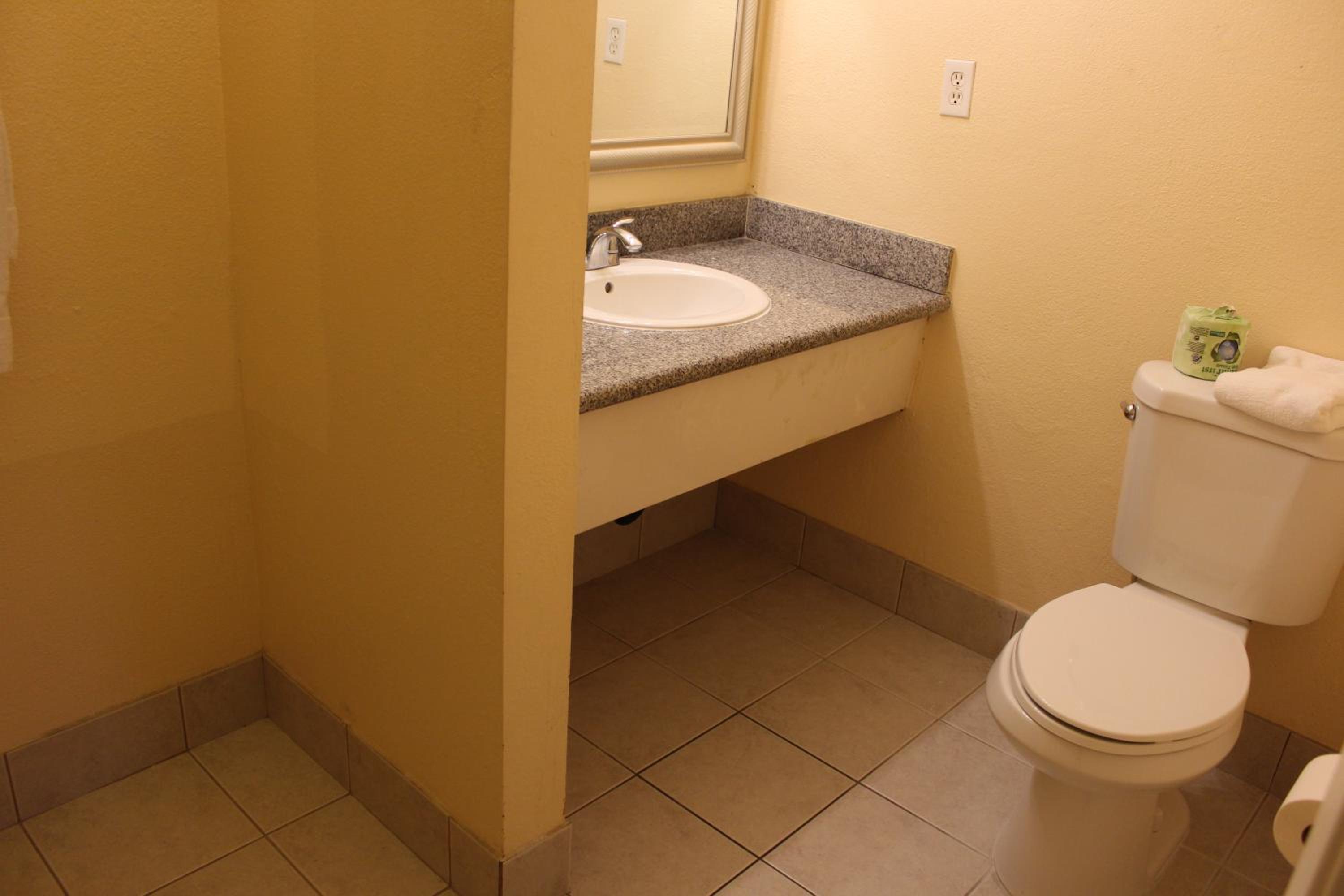 Double Room with Two Double Beds - Non-Smoking - Photo 5