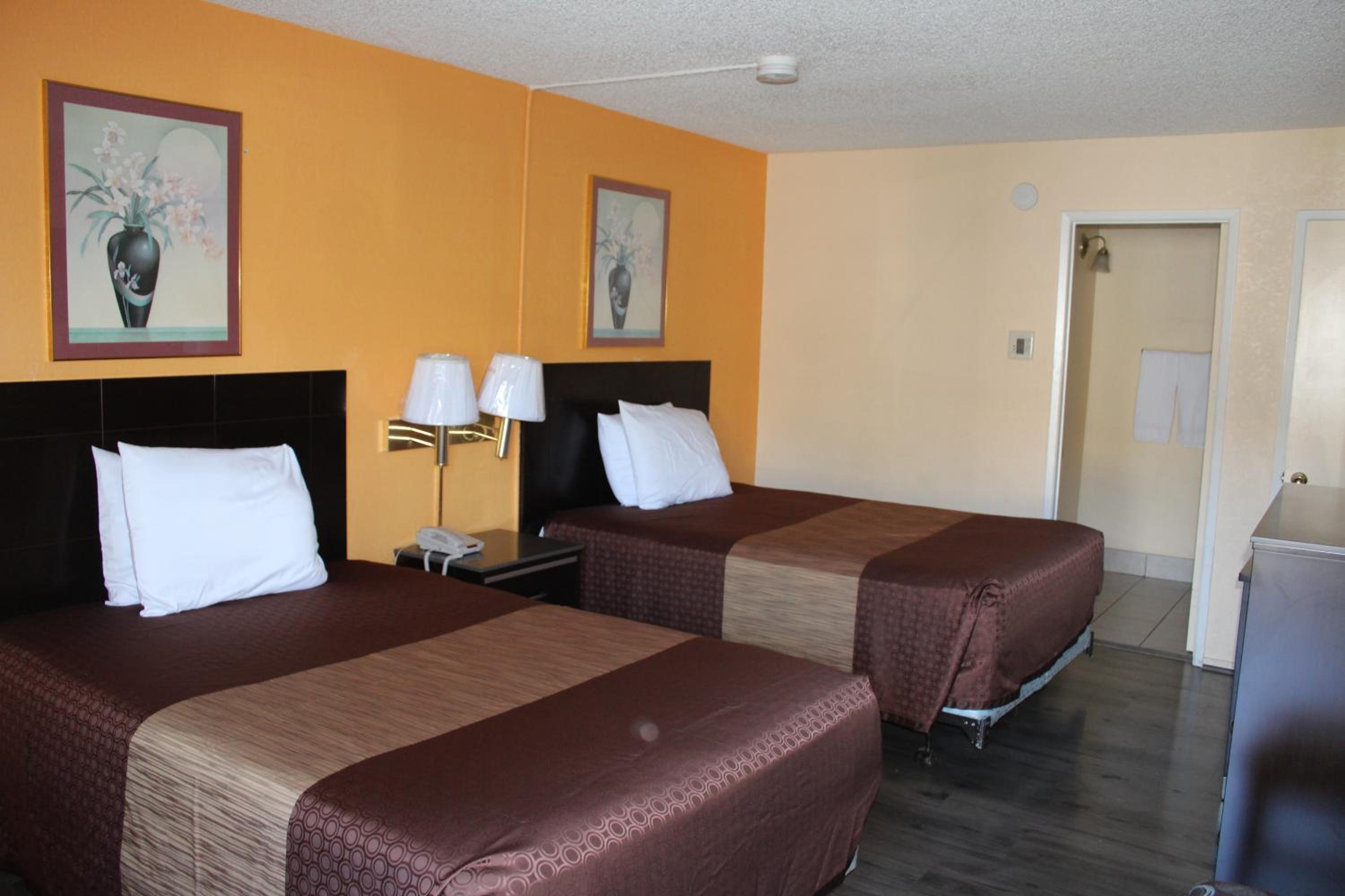 Double Room with Two Double Beds - Non-Smoking - Photo 2