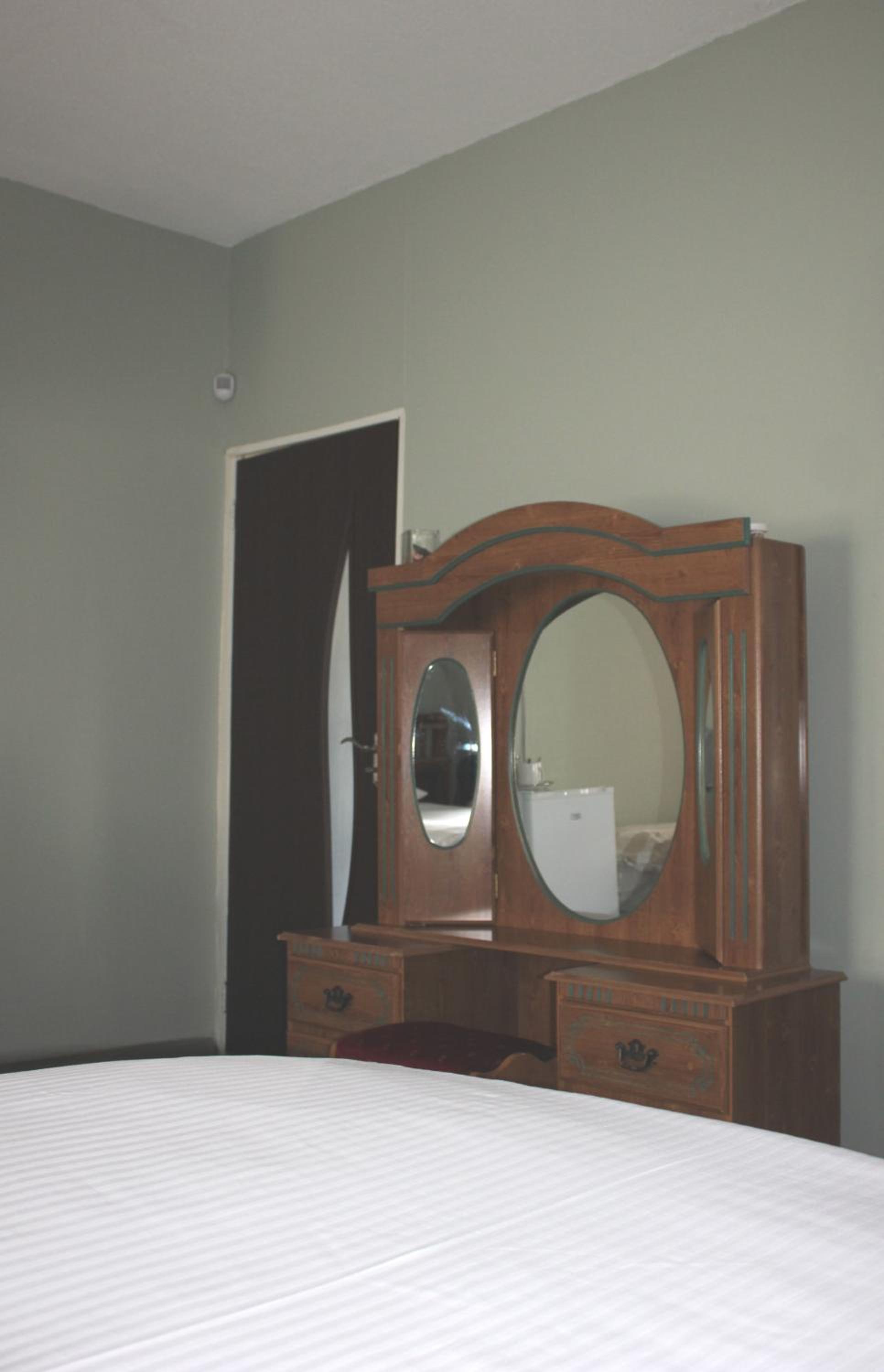 Twin Room with Private Bathroom photo 2