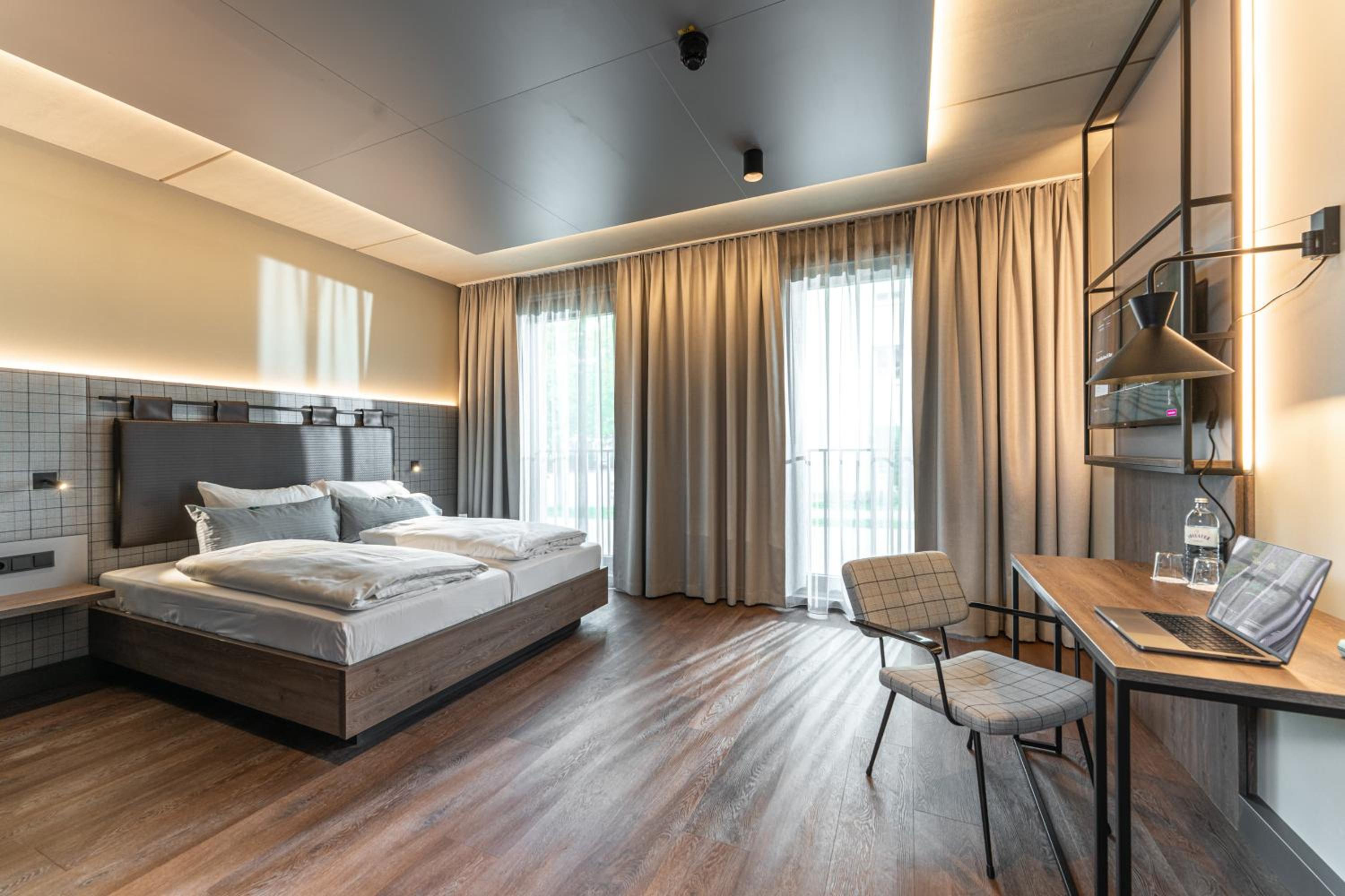 Deluxe King Room - Photo 1