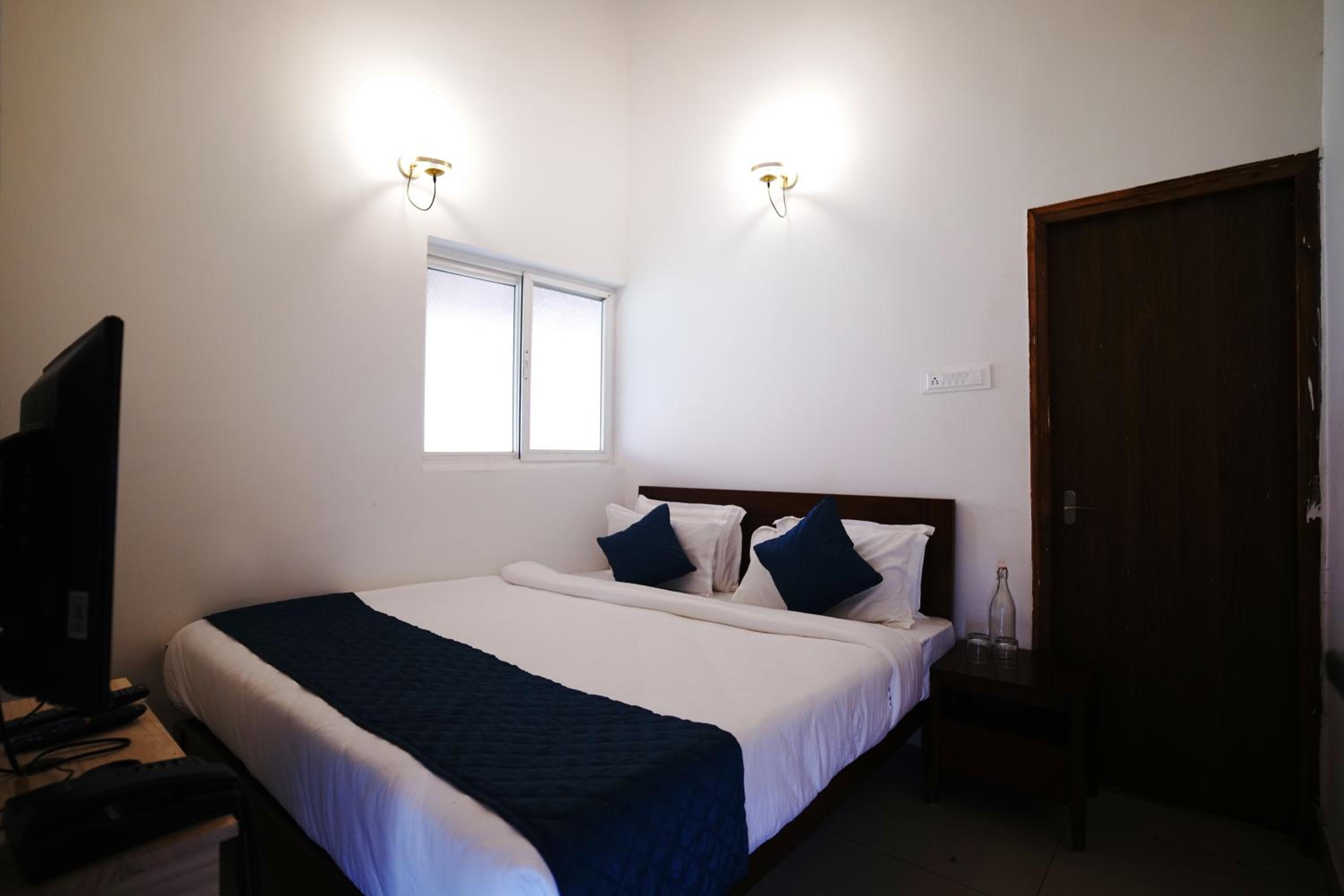 Deluxe King Room - Photo 1