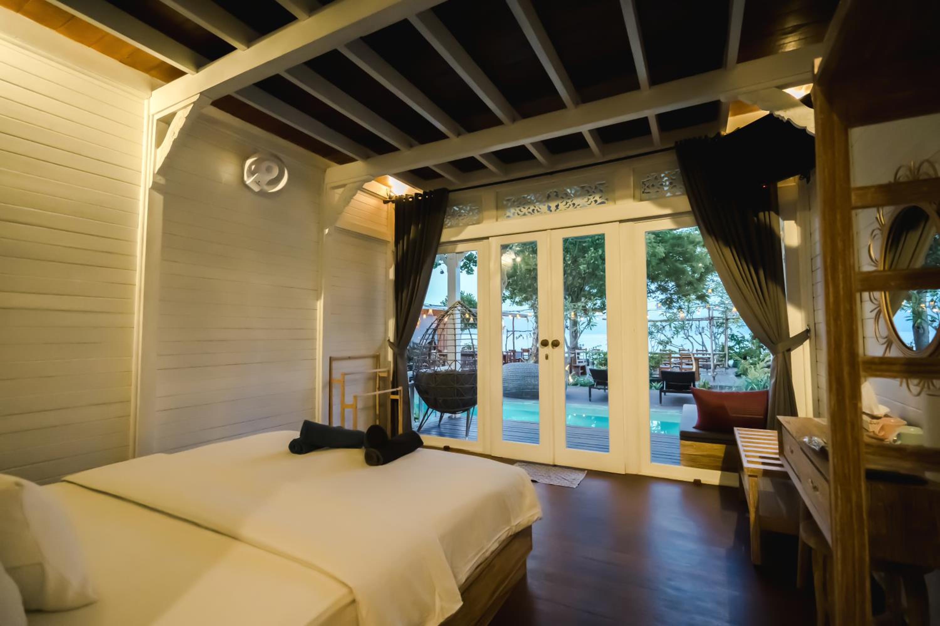 Deluxe Room Beachfront with Pool Access - Photo 10