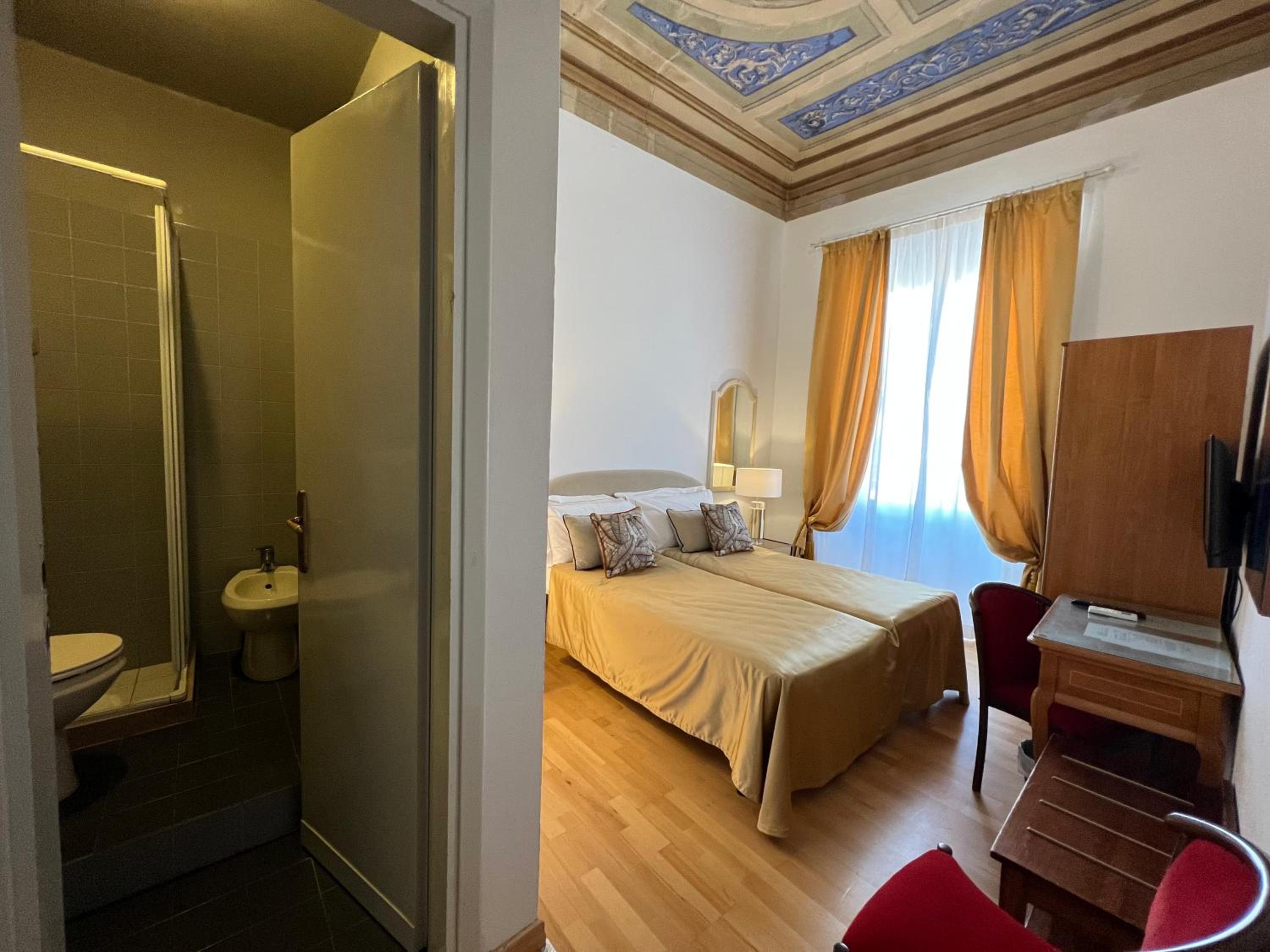Deluxe Double or Twin Room with City View  photo 2