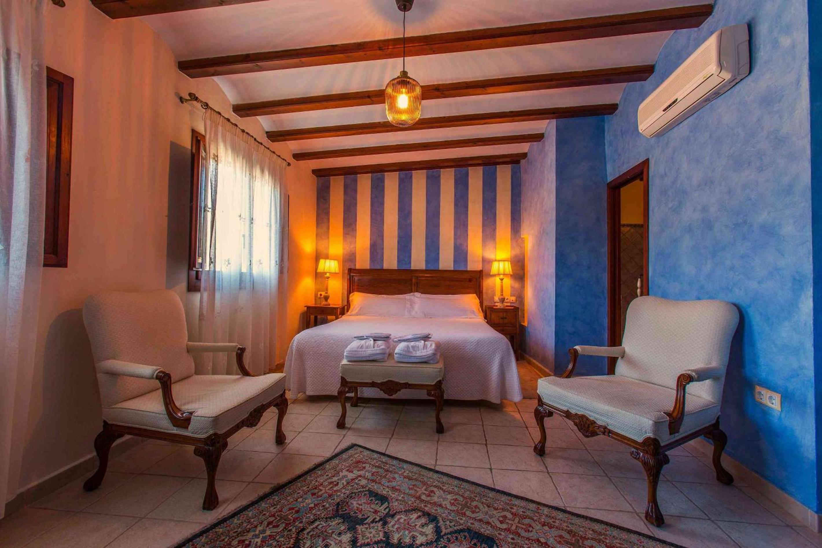 Deluxe Queen Room - Photo 1