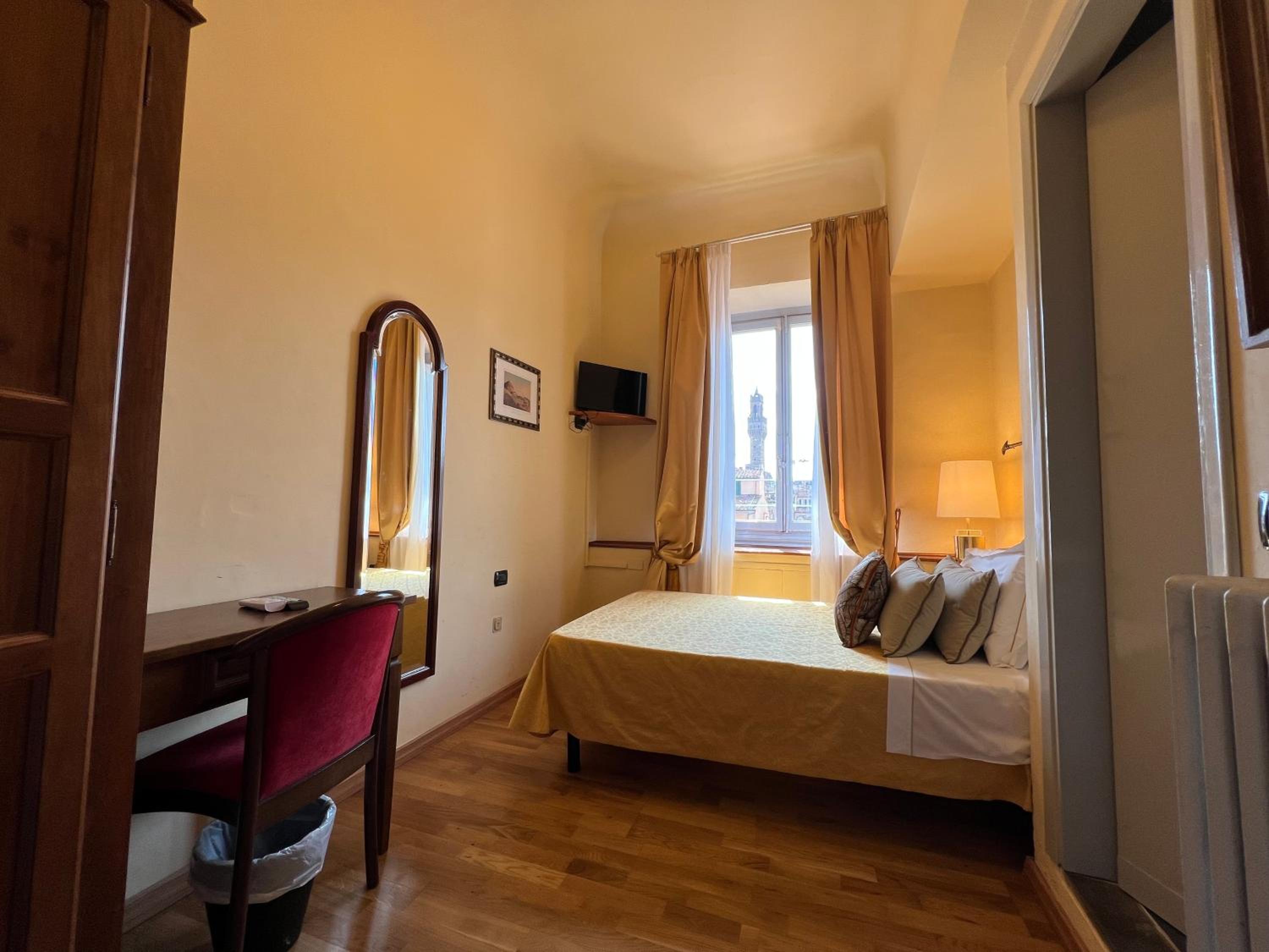 Large Single Room with Palazzo Vecchio View photo 2