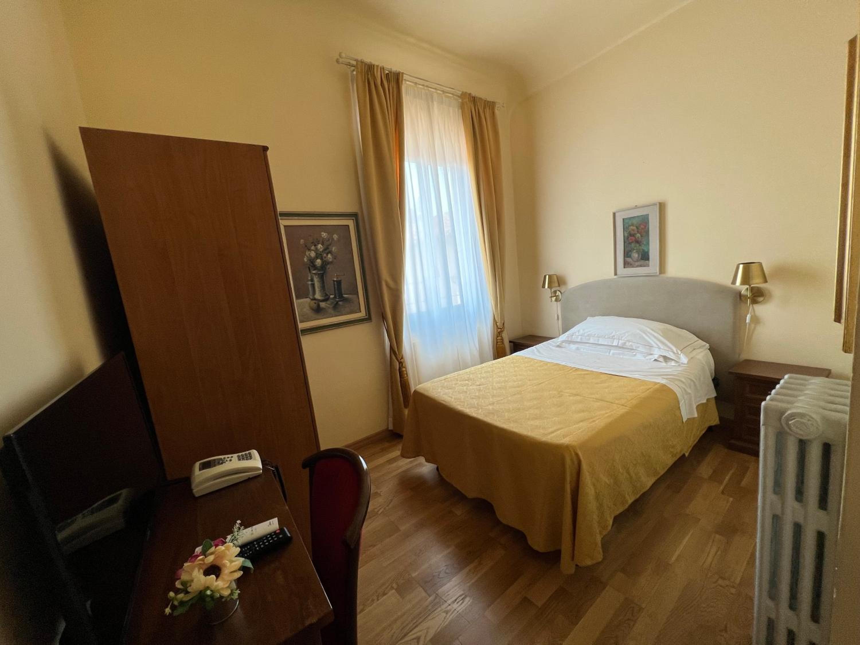Large Single Room with Palazzo Vecchio View photo 3