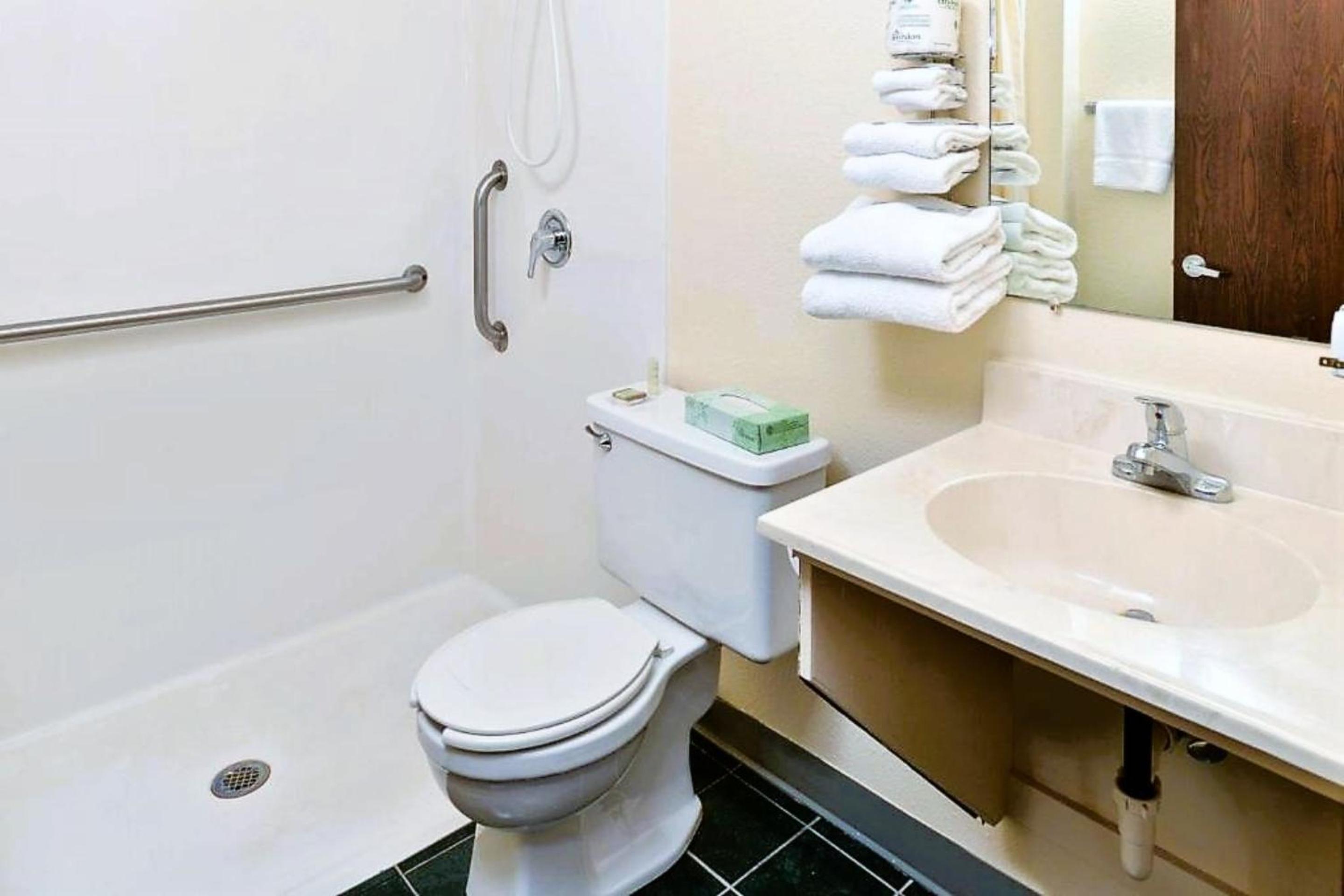 Quadruple Room with Two Double Beds and 4 Adults Occupancy (Non Smoking) photo 3