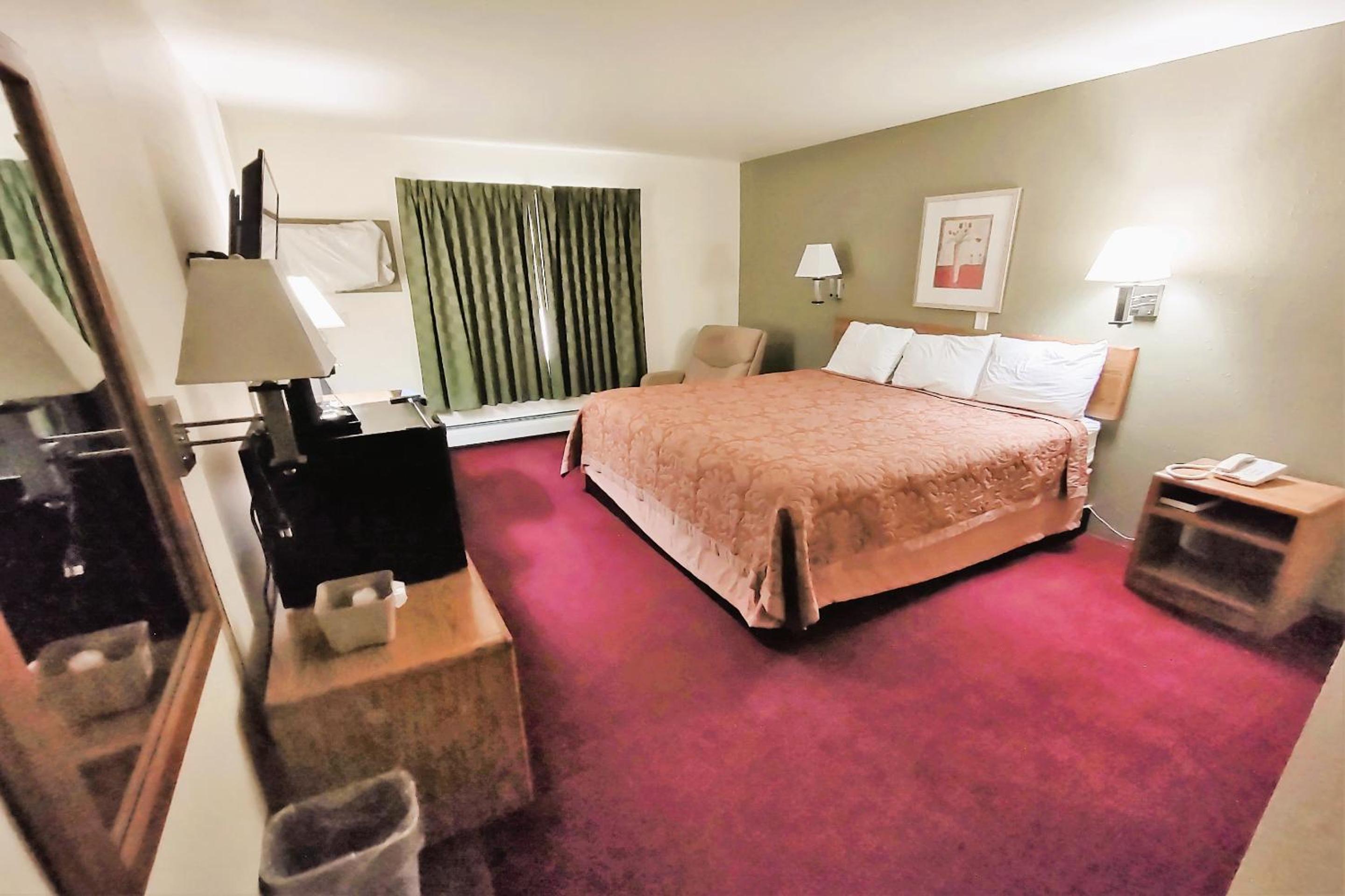 Queen Room with One Queen Bed (Non Smoking) photo 1