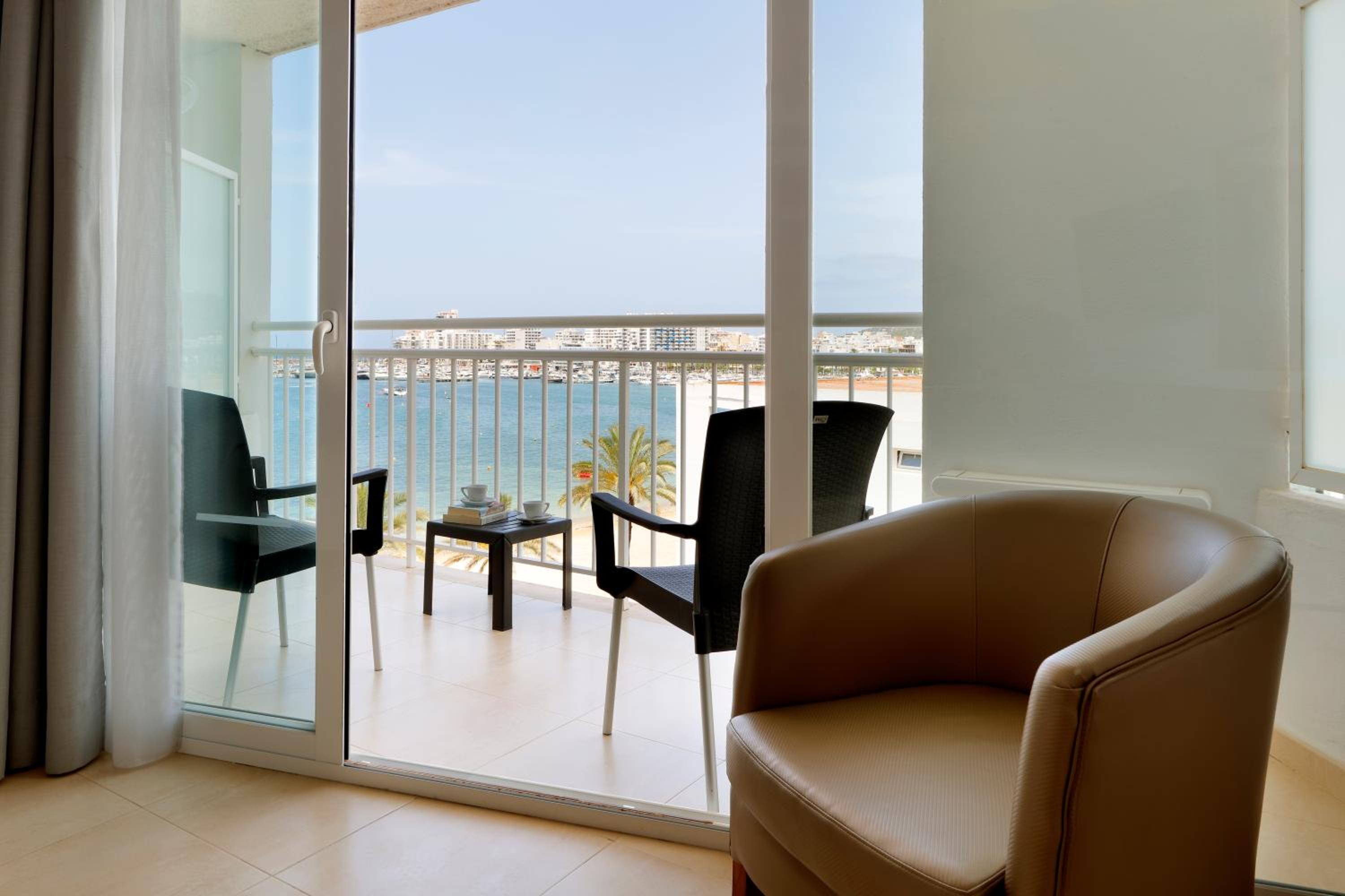 Deluxe Room with Sea View photo 3