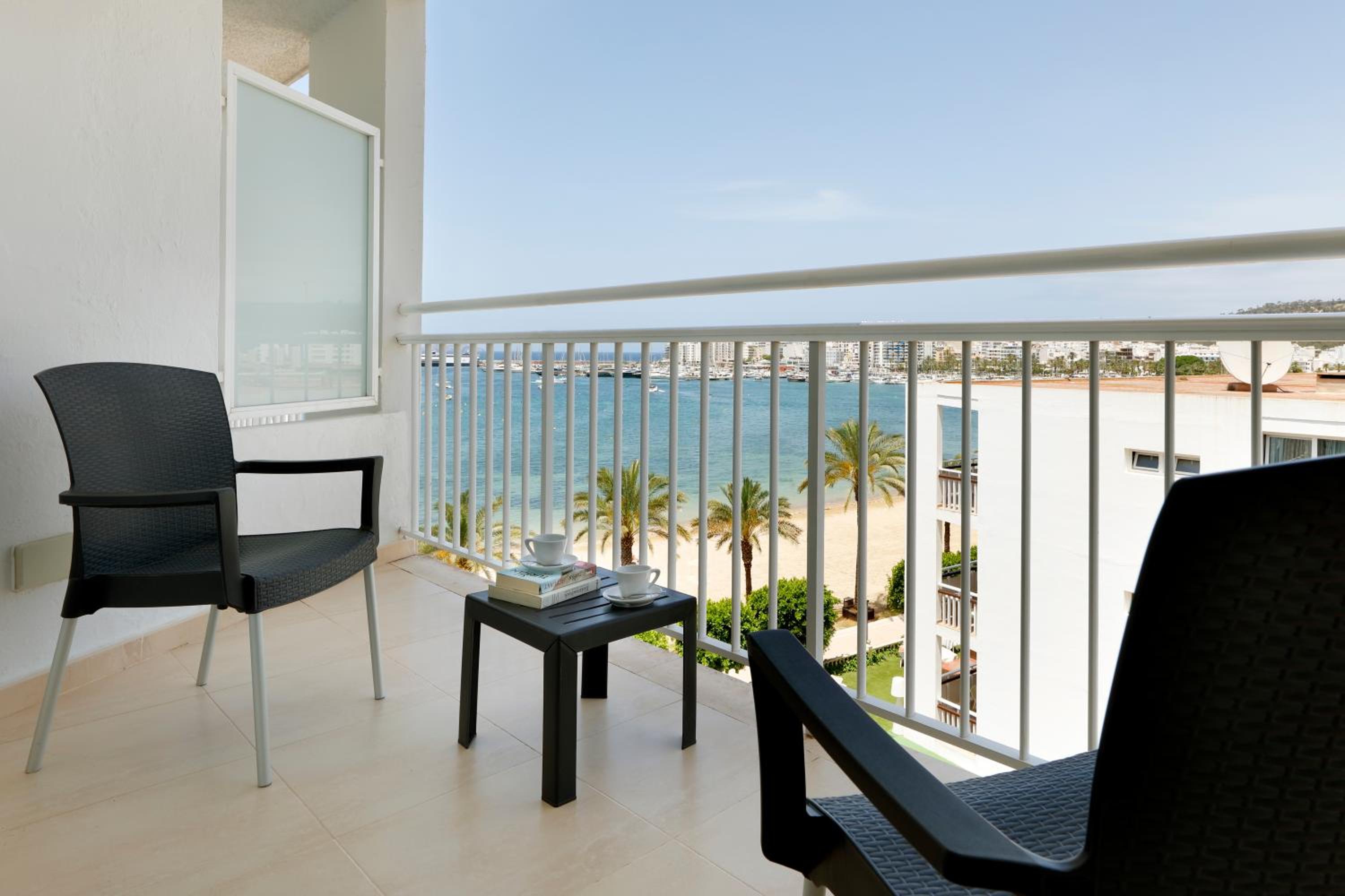 Deluxe Room with Sea View photo 2