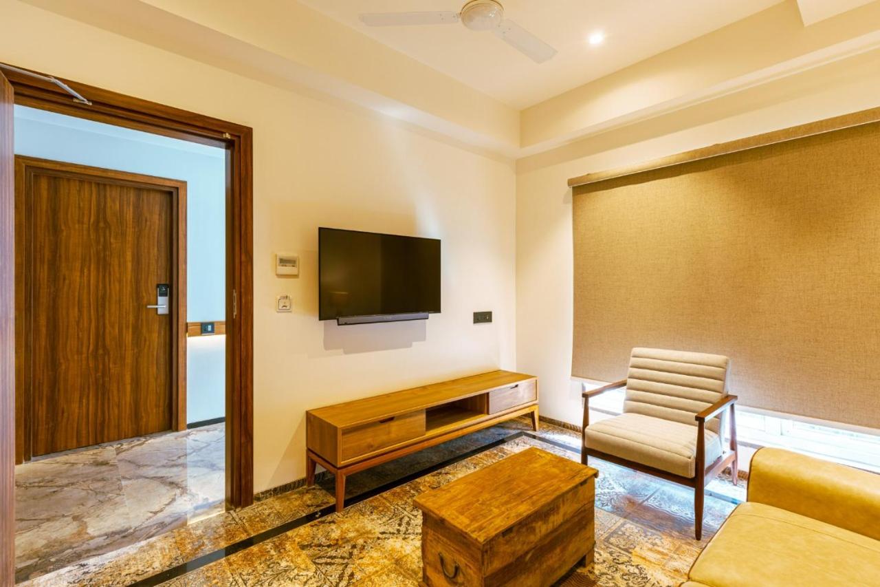 Suite - Photo 13