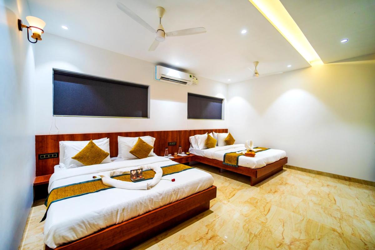 Superior Family Room photo 1