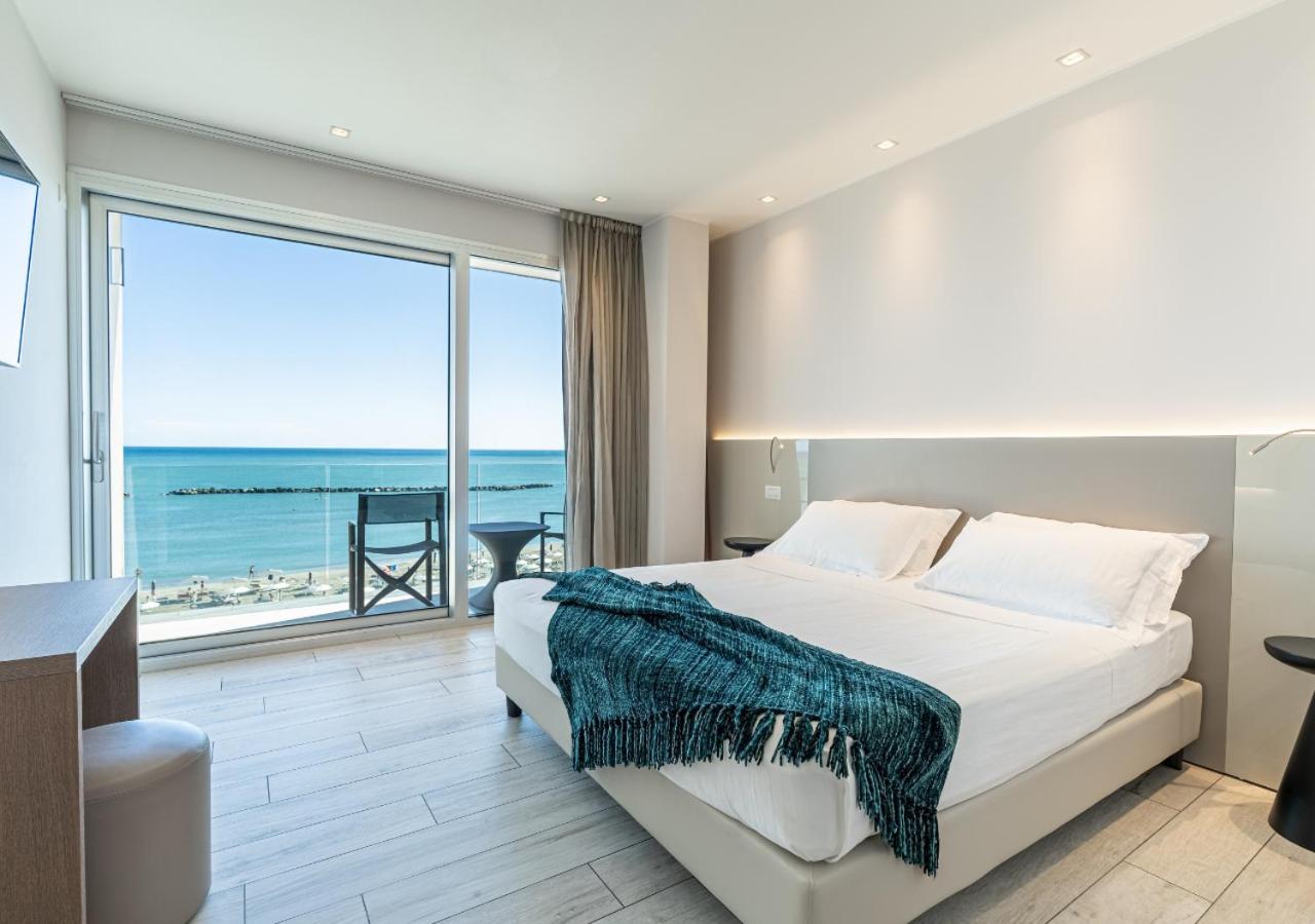 Double Room with Balcony and Sea View - Photo 3
