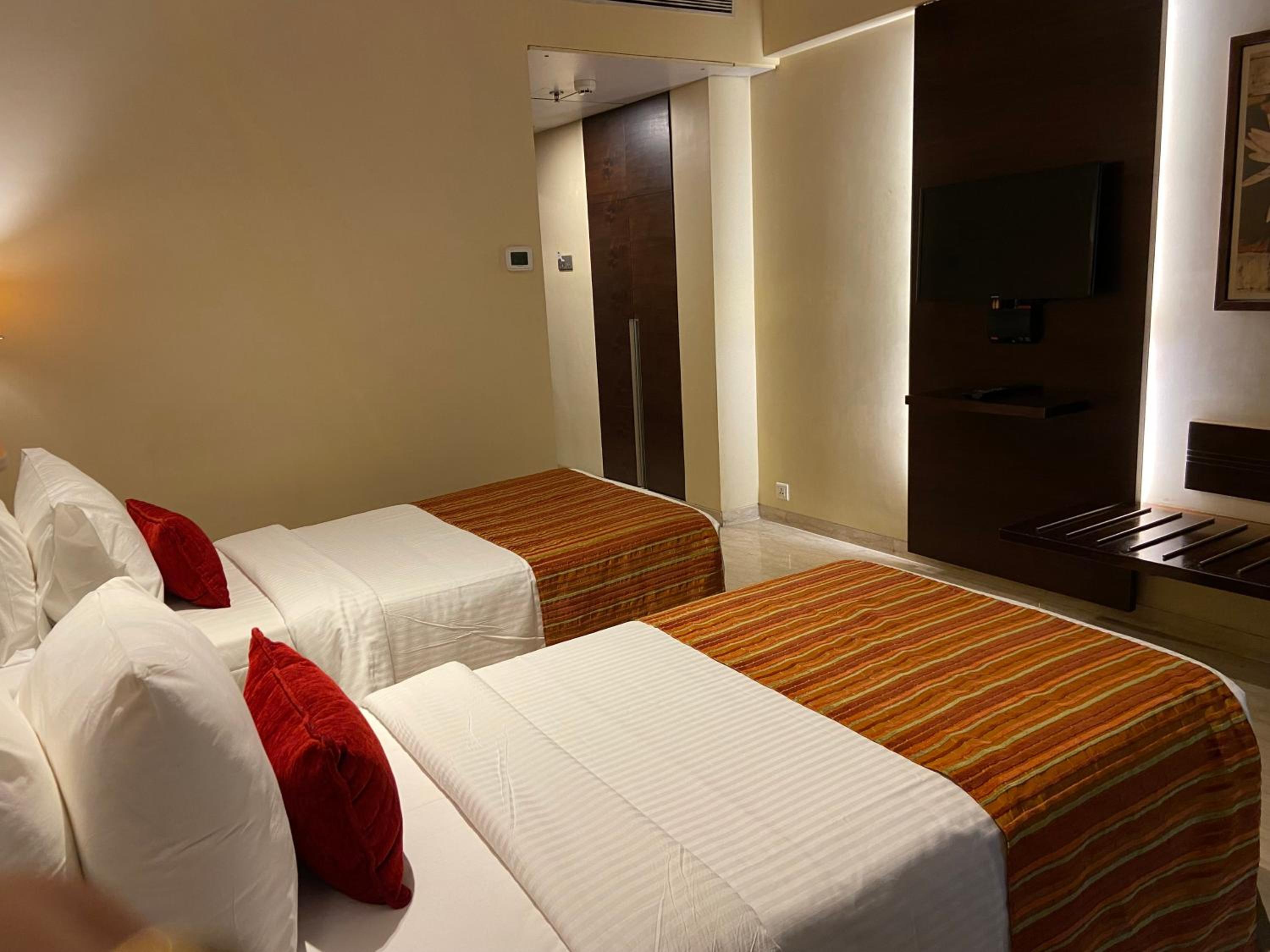 Suite with Garden View with 20% off on Food & Beverages and complimentary session of Steam Sauna Bath