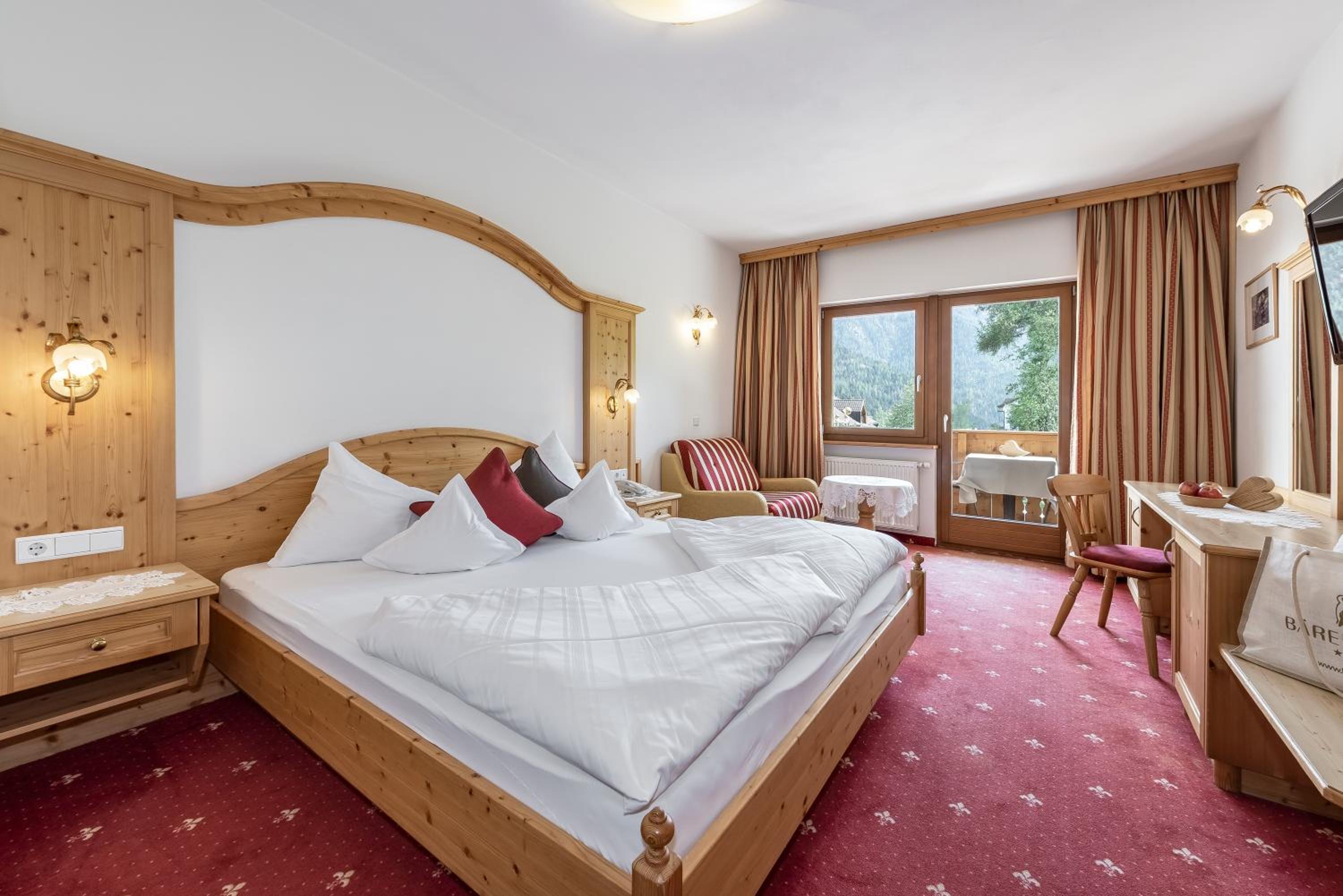 Classic Double Room with Balcony - Photo 4