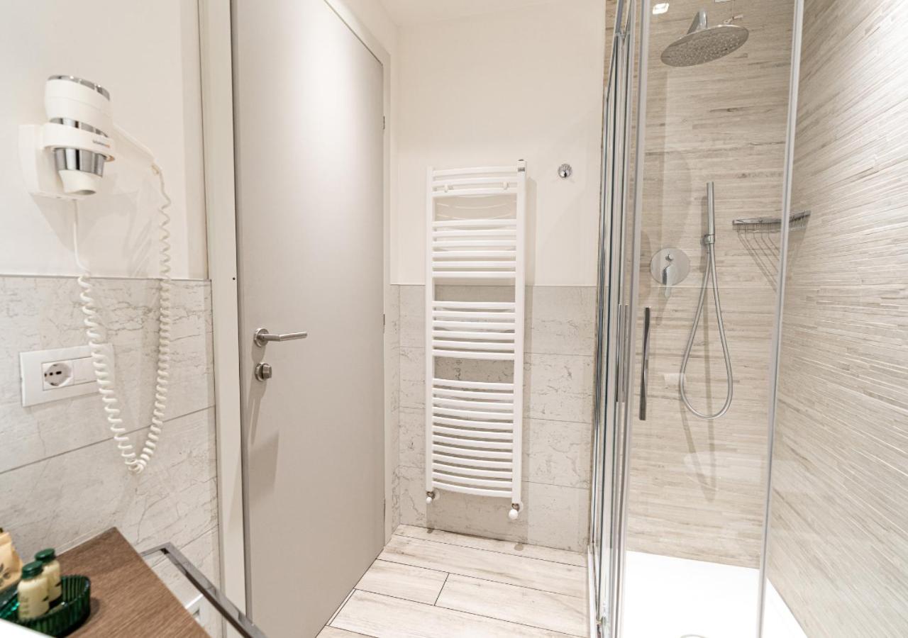 Double Room with Balcony and Sea View - Photo 4