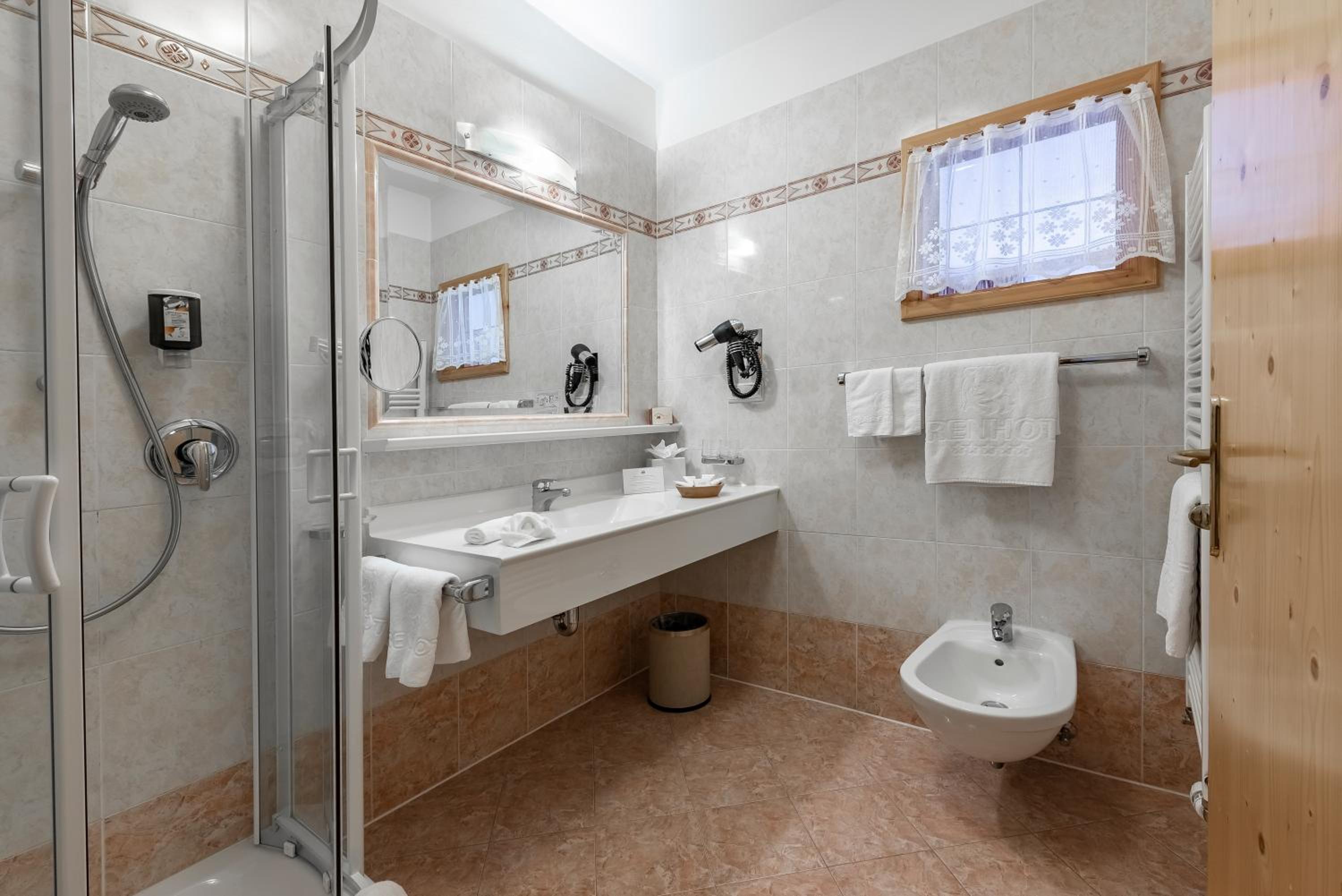 Classic Double Room with Balcony - Photo 3